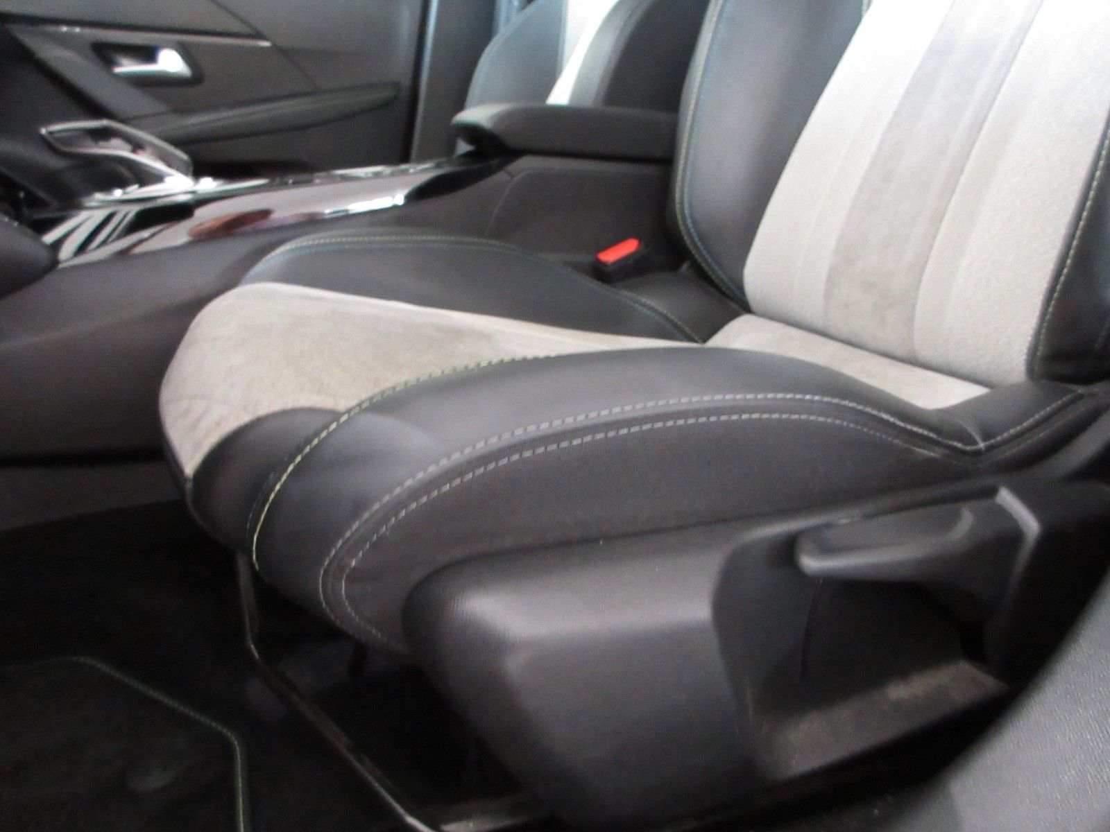 Fahrzeugabbildung Peugeot 208 GT Pack LED/NAVI/SHZ/PANO/HEADUP/PDC/17"