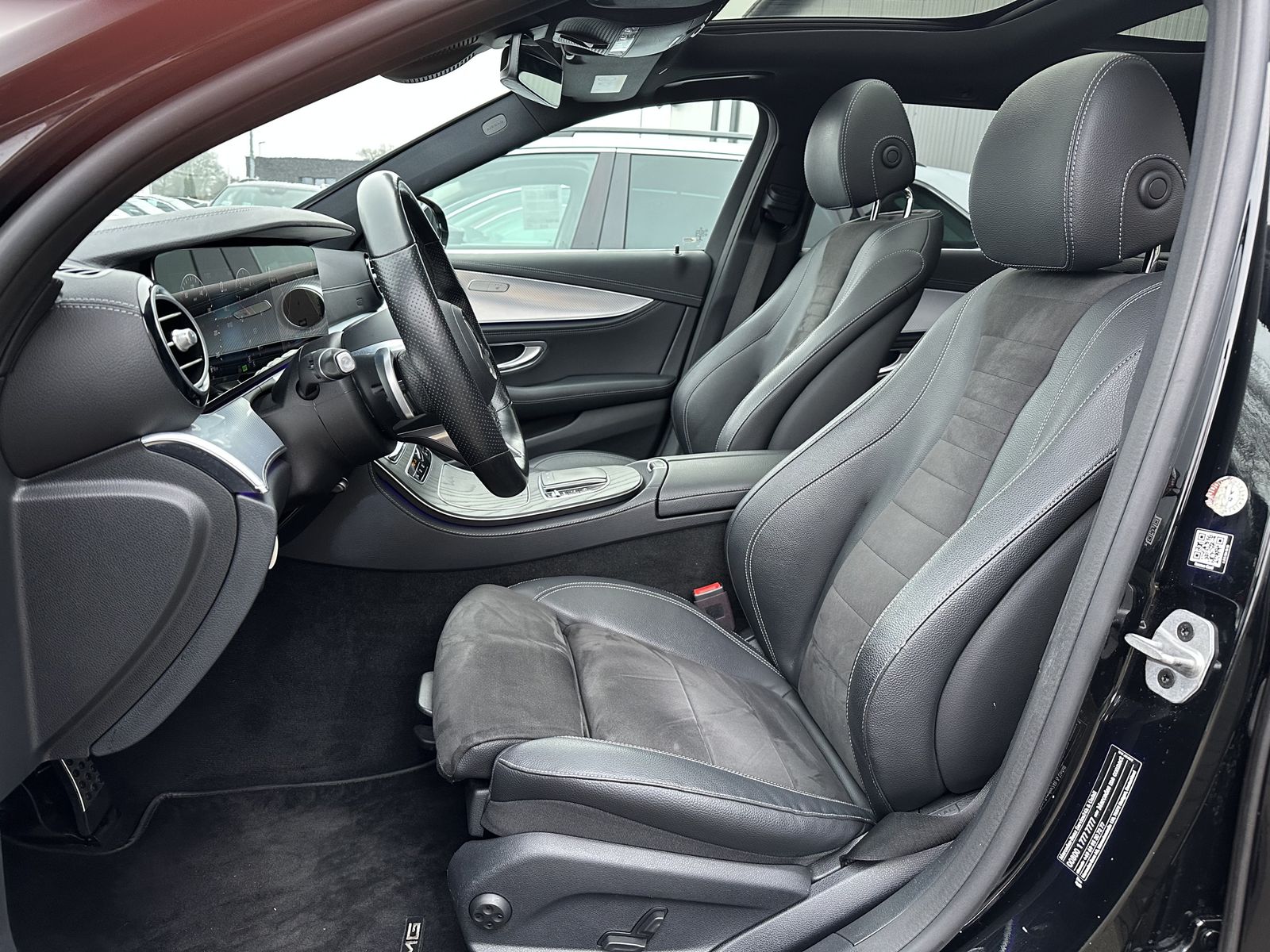 Fahrzeugabbildung Mercedes-Benz E 300de T AMG-Line NAV+LED+PANO+360°+DISTRONIC