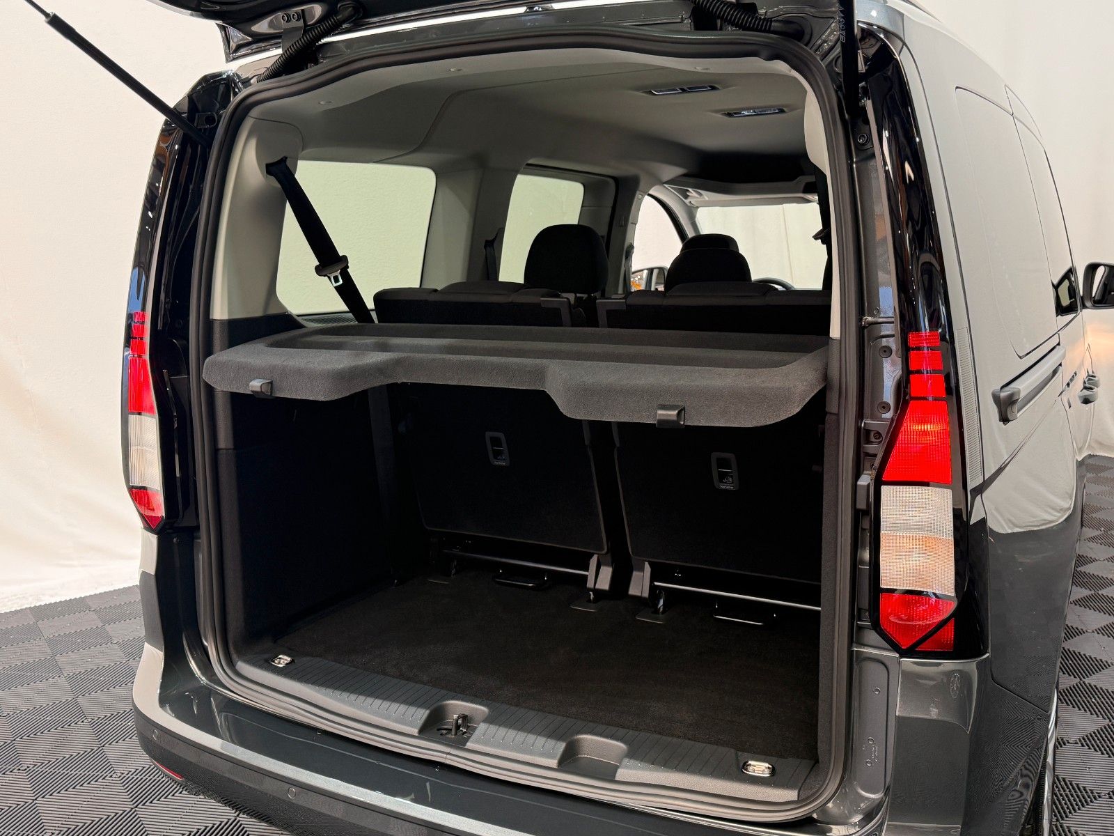 Fahrzeugabbildung Volkswagen Caddy Maxi - DSG - 7 Sitzer - AHK - Kamera