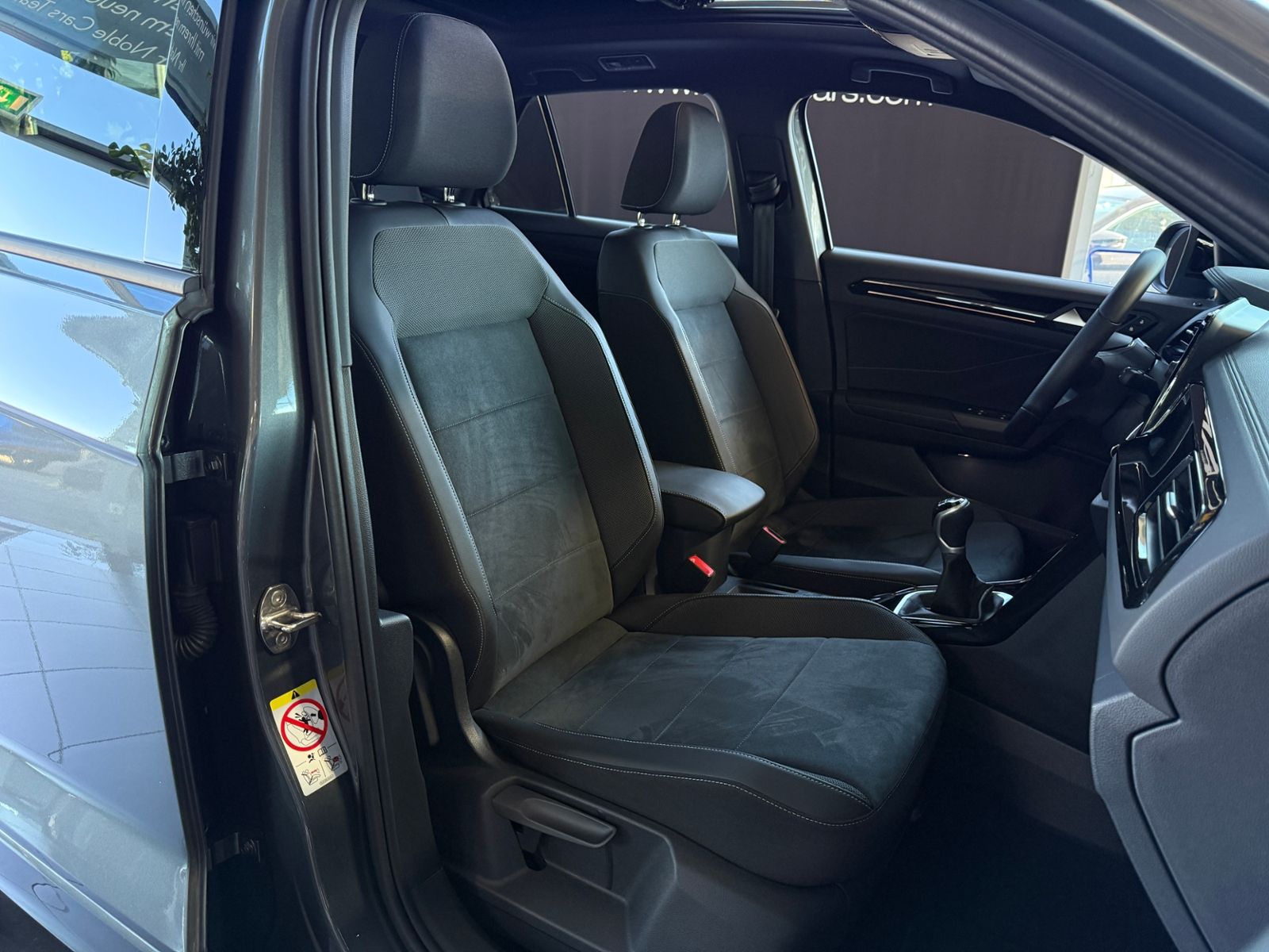 Fahrzeugabbildung Volkswagen T-Roc R-Line 1.5 l TSI  PANO ACC LED NAVI