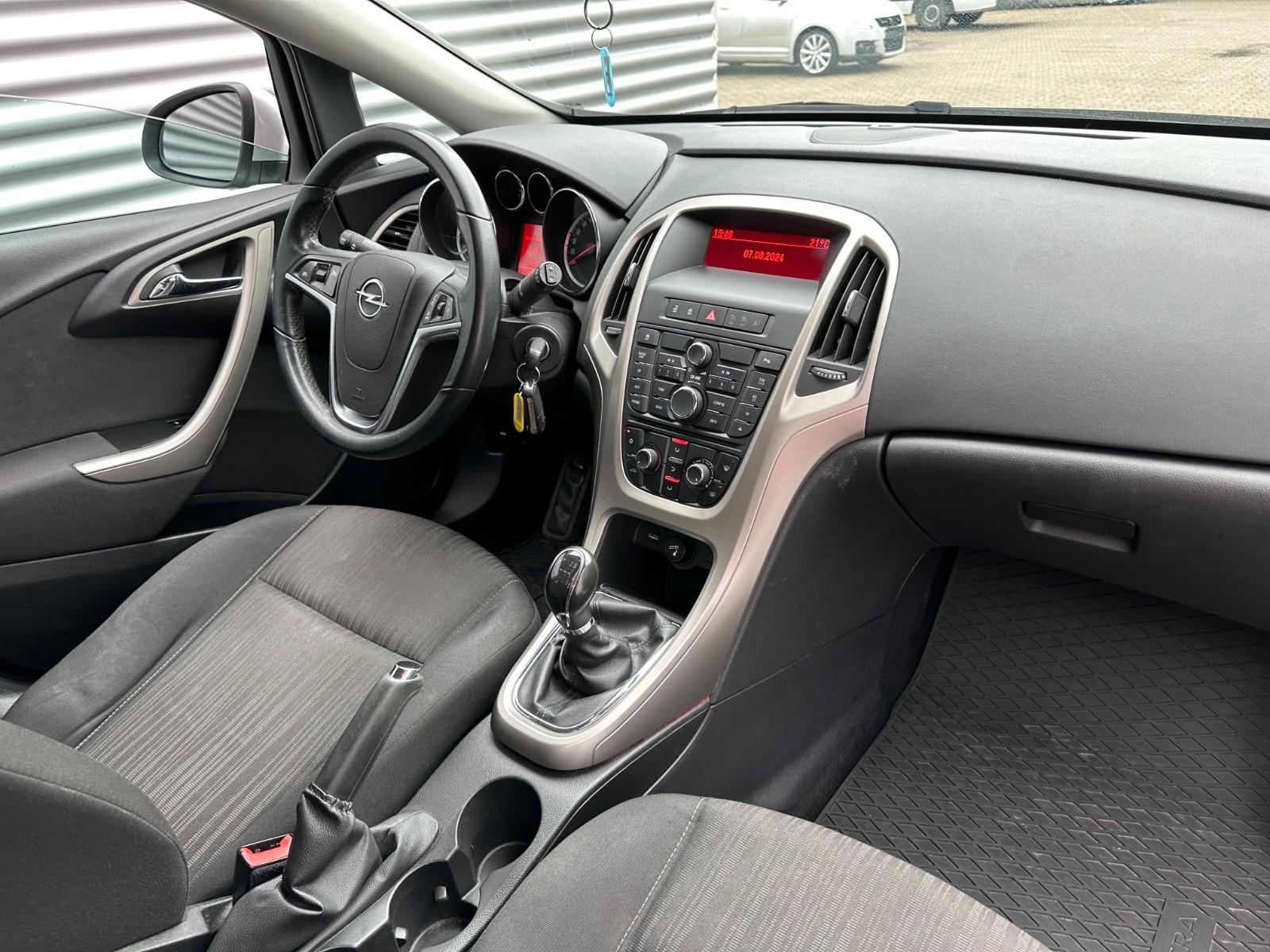 Opel Astra 2012 — photo 9