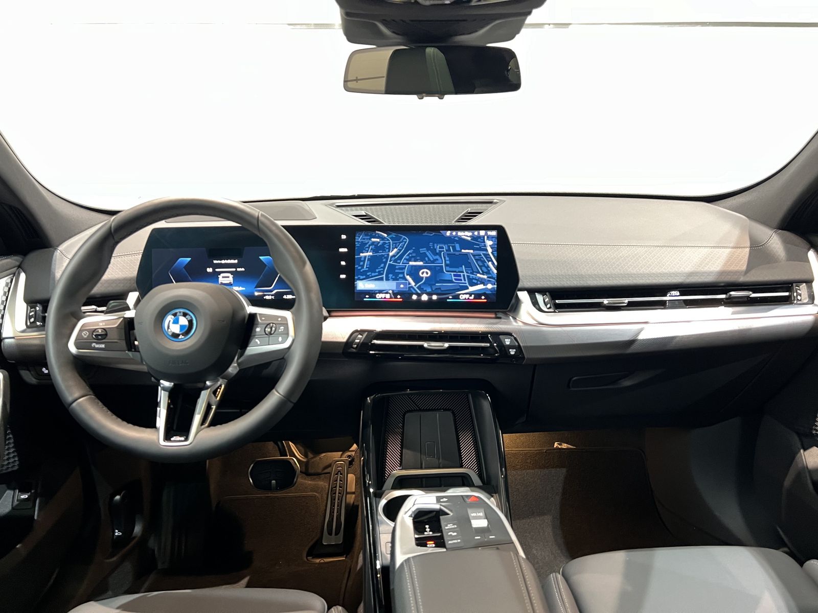 Fahrzeugabbildung BMW iX2 M Sportpaket Glasdach Head-Up