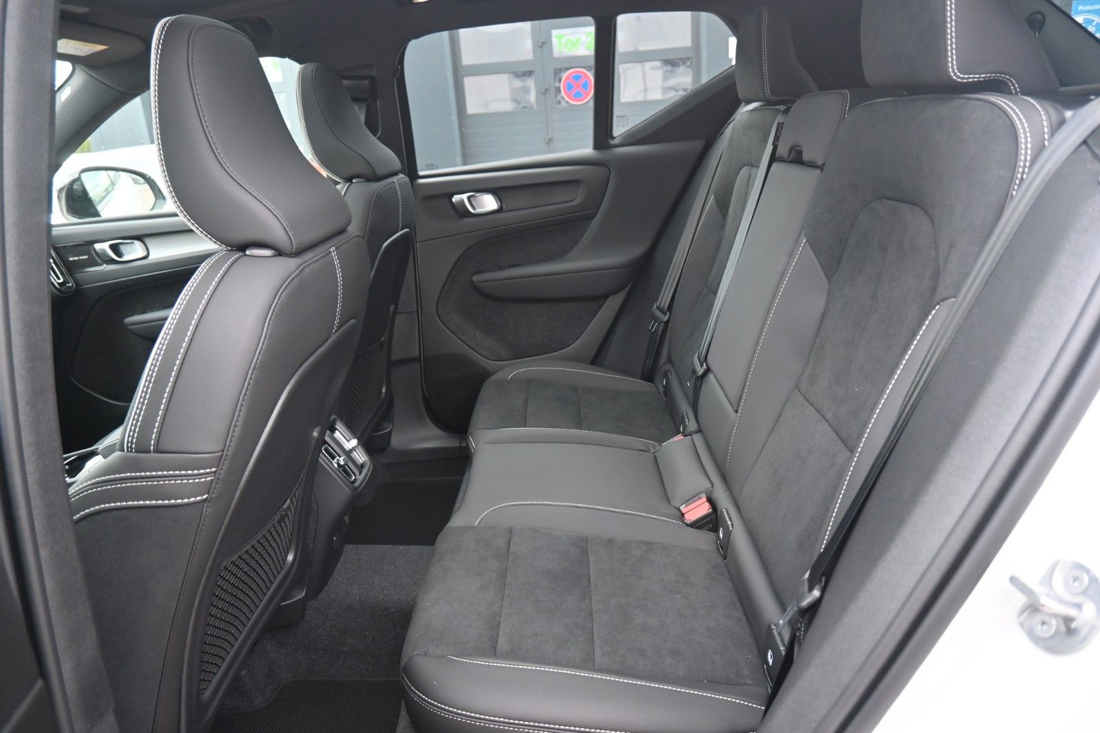 Fahrzeugabbildung Volvo XC40 B4 DKG Ultra Dark*PANO*360°*ACC*AHK