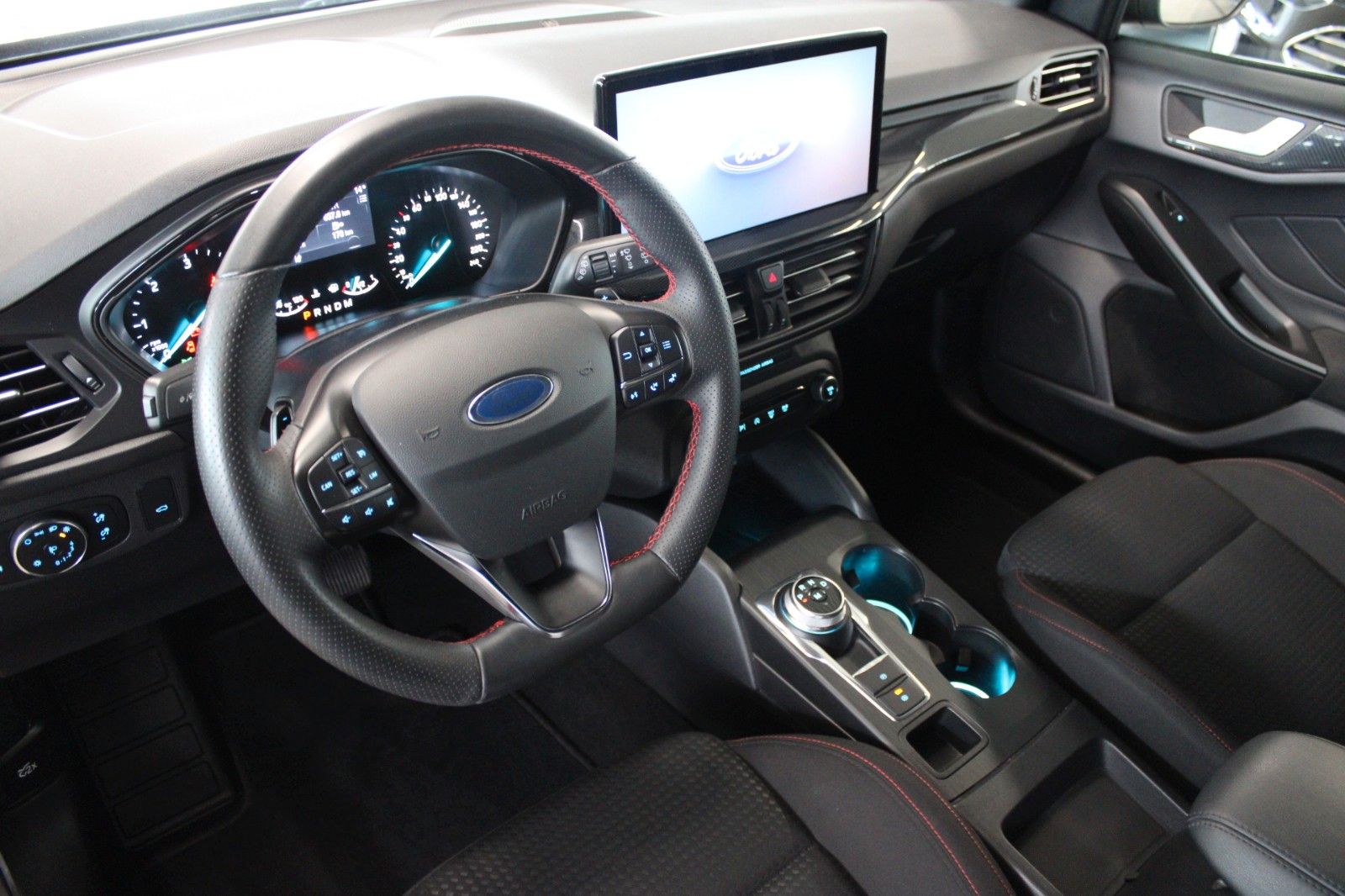 Fahrzeugabbildung Ford Focus ST-LINE Turnier Automatik LED NAVI CAM AHK