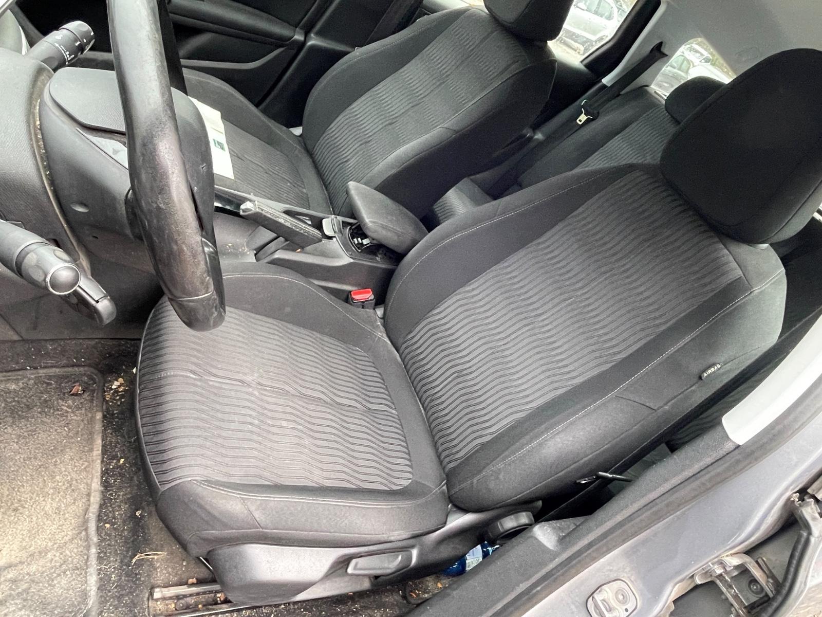 Peugeot 308 2015 — photo 8