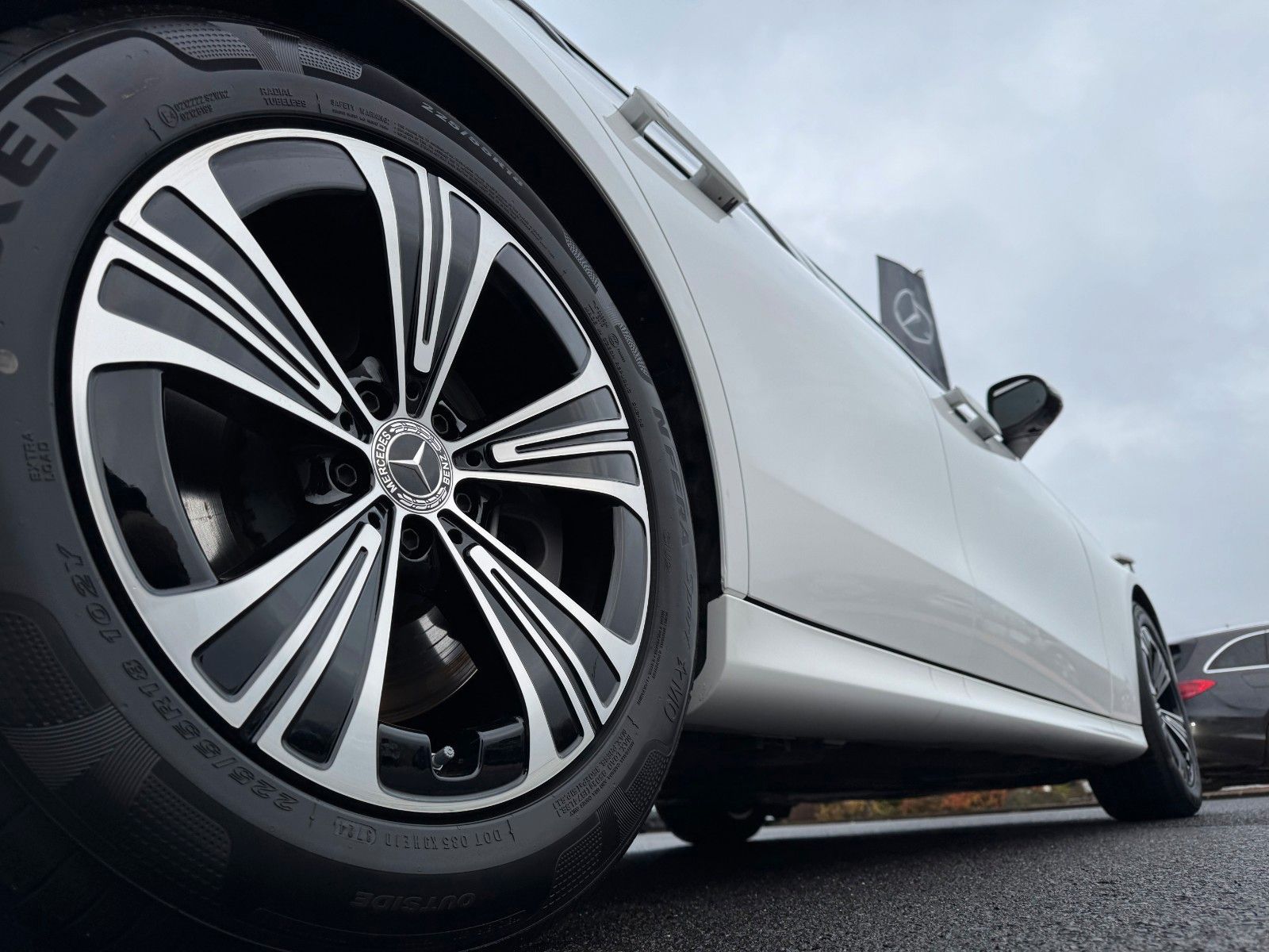 Fahrzeugabbildung Mercedes-Benz E 450 4M Avantgarde+Pano+DistrPro+Digital+360