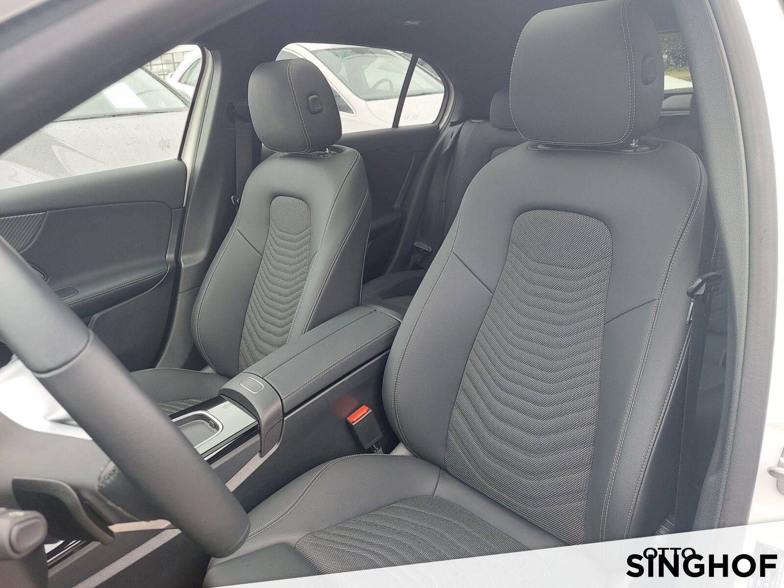 Fahrzeugabbildung Mercedes-Benz A 200 +Panodach+Standhzg+LED+Rü Kam+MBUX+Sitzhg