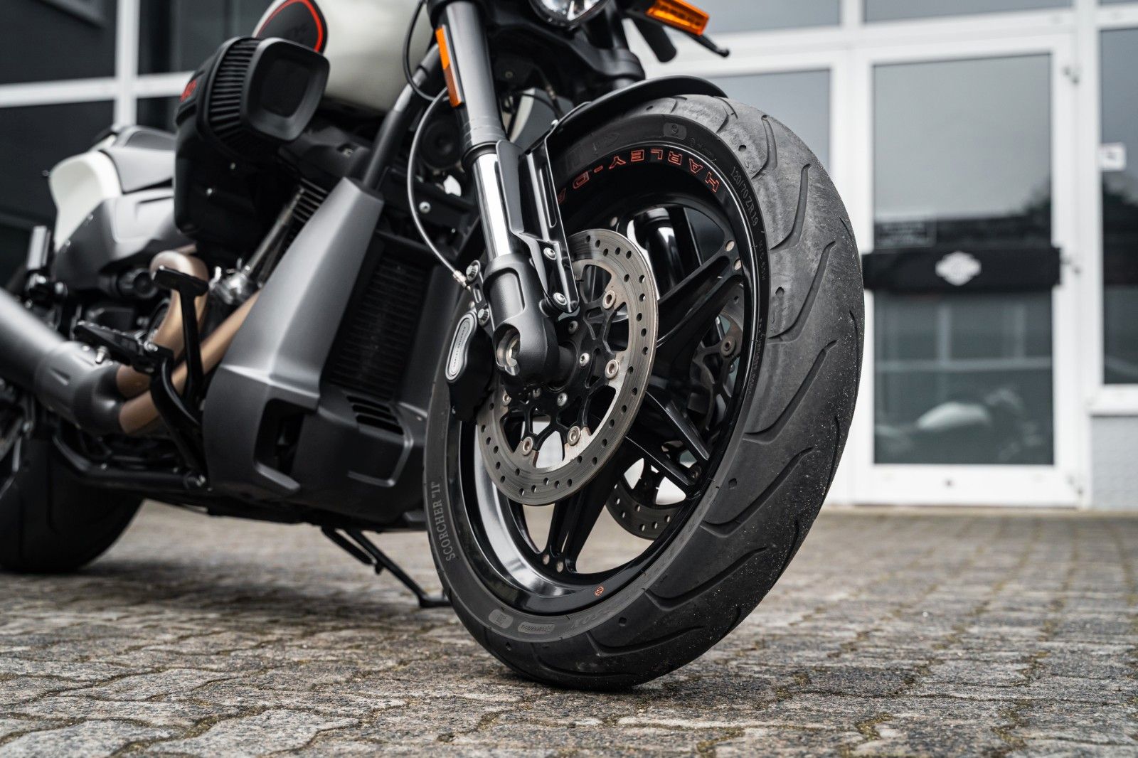 Fahrzeugabbildung Harley-Davidson FXDRS 114 CUI - KESSTECH - SEITLICHER KZH