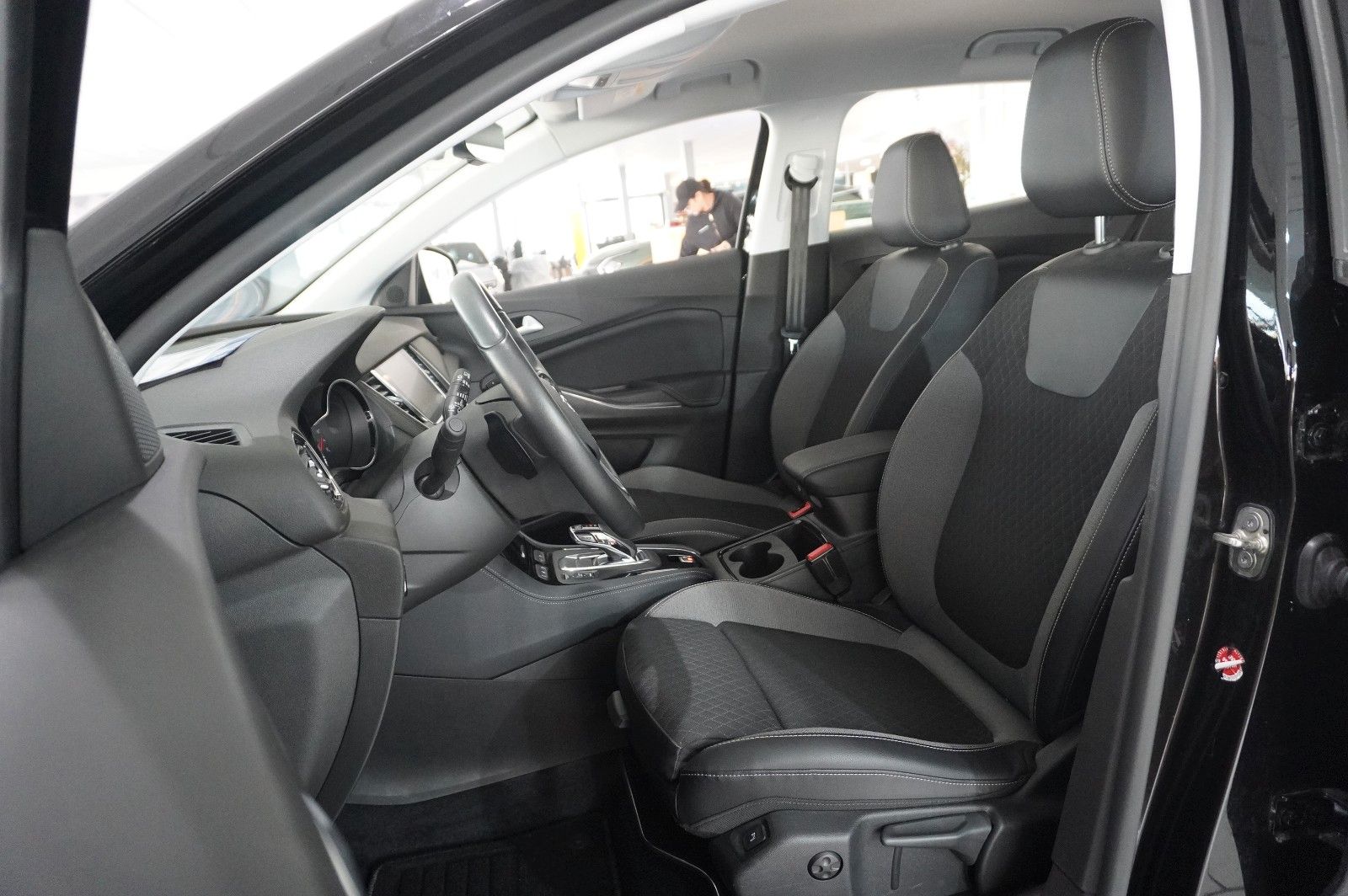Fahrzeugabbildung Opel Grandland (X) 1.6T HYBRID NAVI/KAMERA/SH/SPORT
