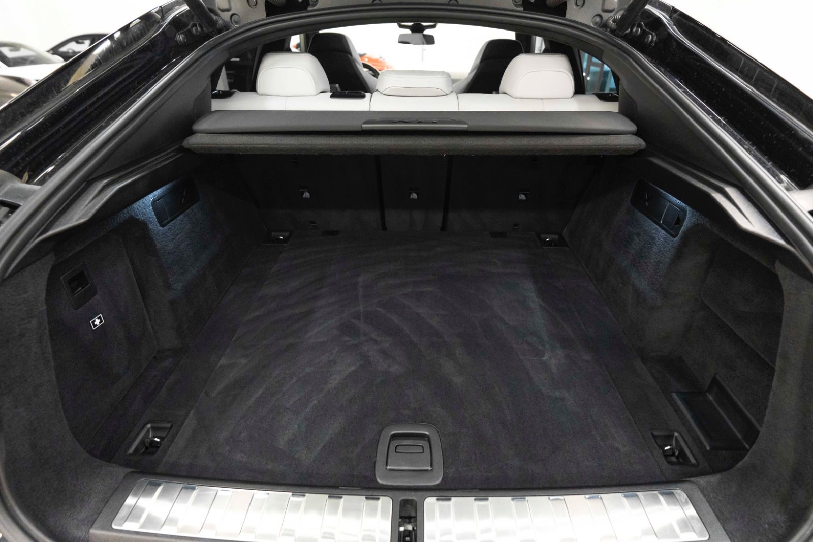 Fahrzeugabbildung BMW X6 M Competition B&W SKY LOUNGE 360° M+S