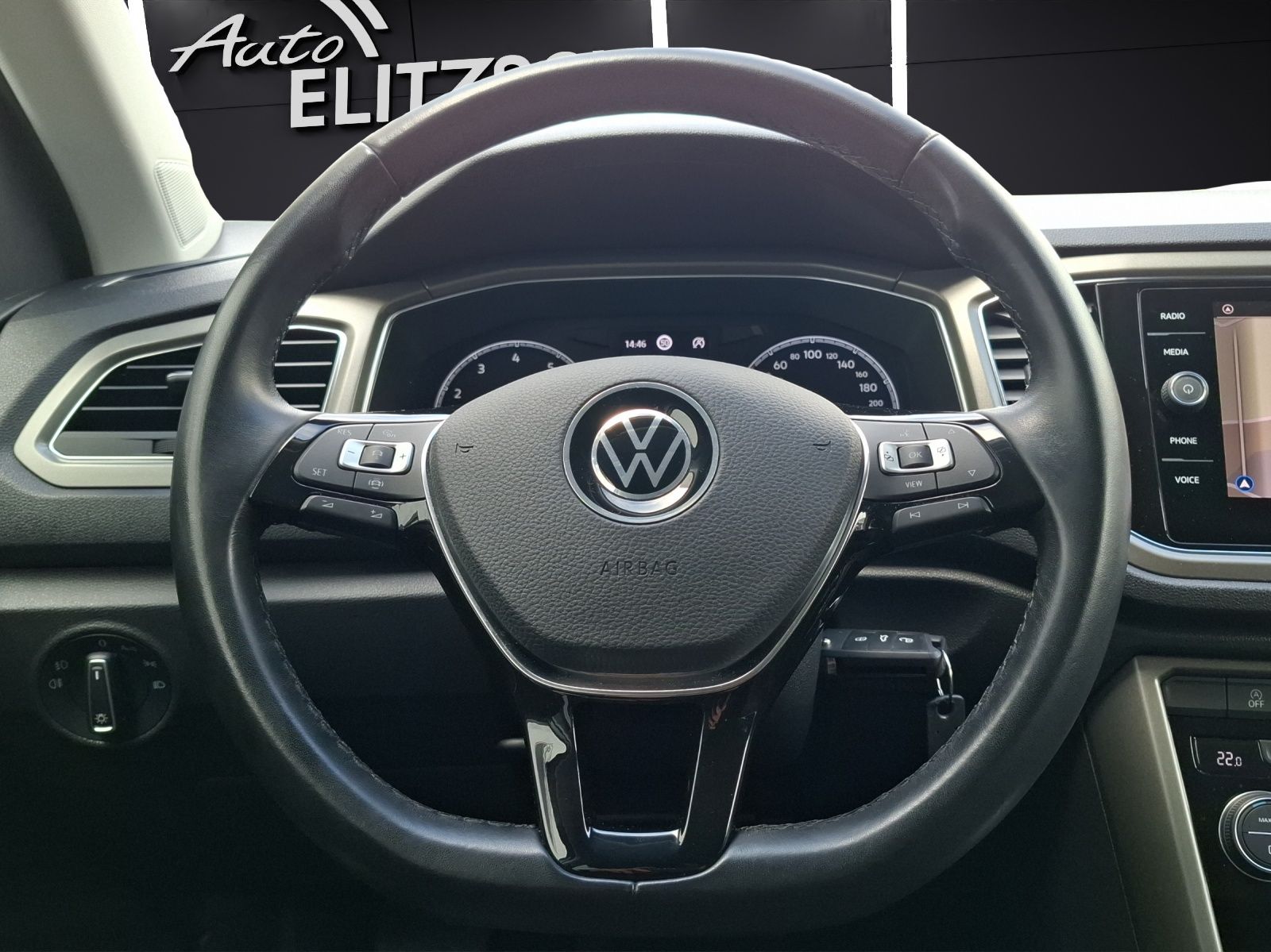 Fahrzeugabbildung Volkswagen T-Roc TSI Style LED AHK Navi ACC RFK SH LM