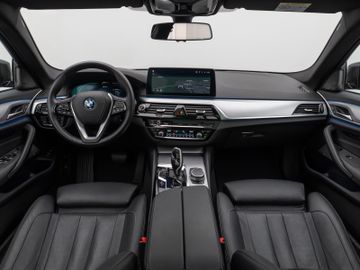 Fahrzeugabbildung BMW 530e Panorama Kamera Laser HUD DAB H/K ACC AHK