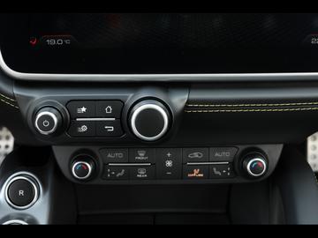 2018 Ferrari GTC4LUSSO — миниатюра 28