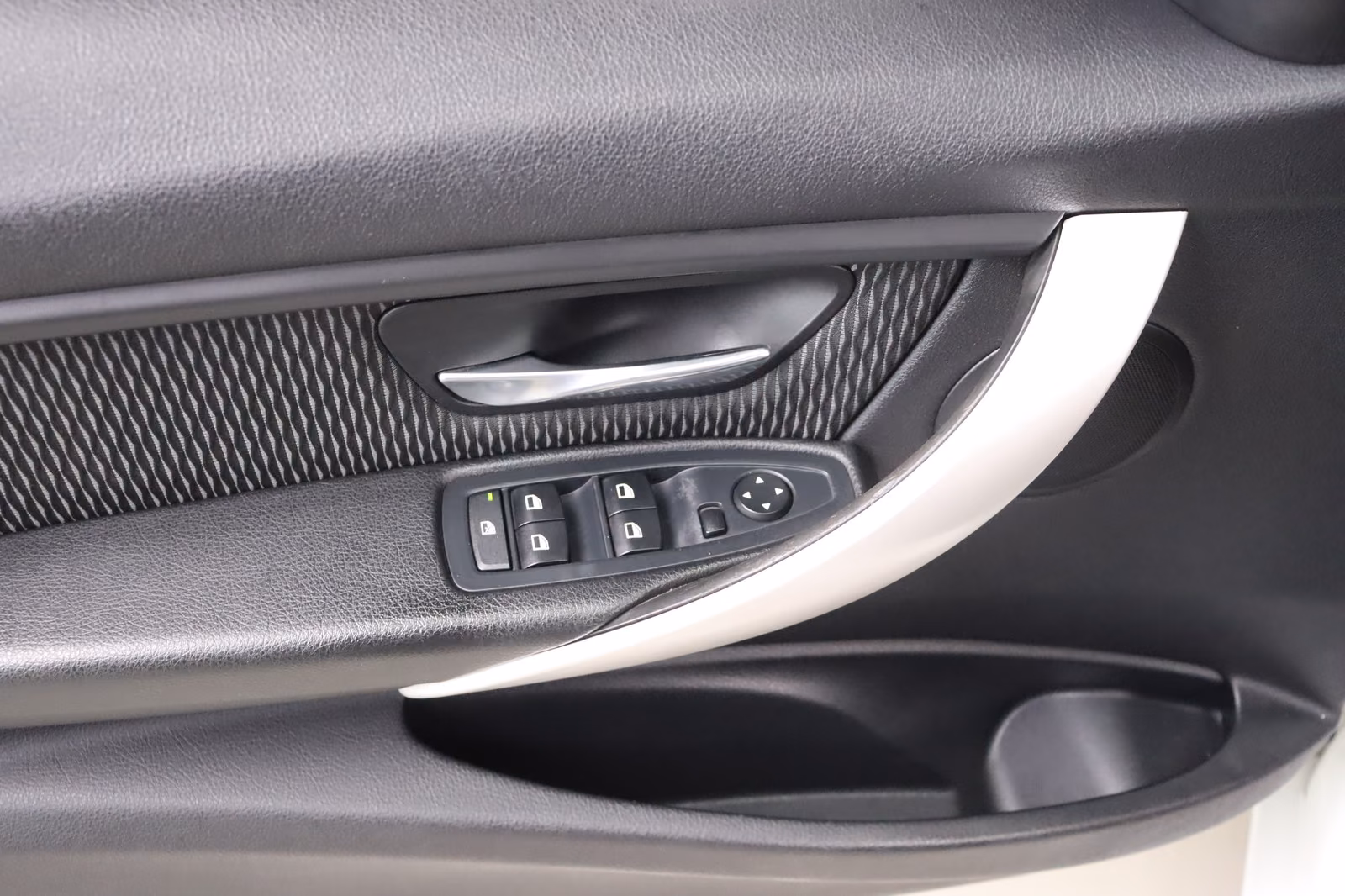 BMW 320 i Touring xDrive * Bi- Xenon * Navi