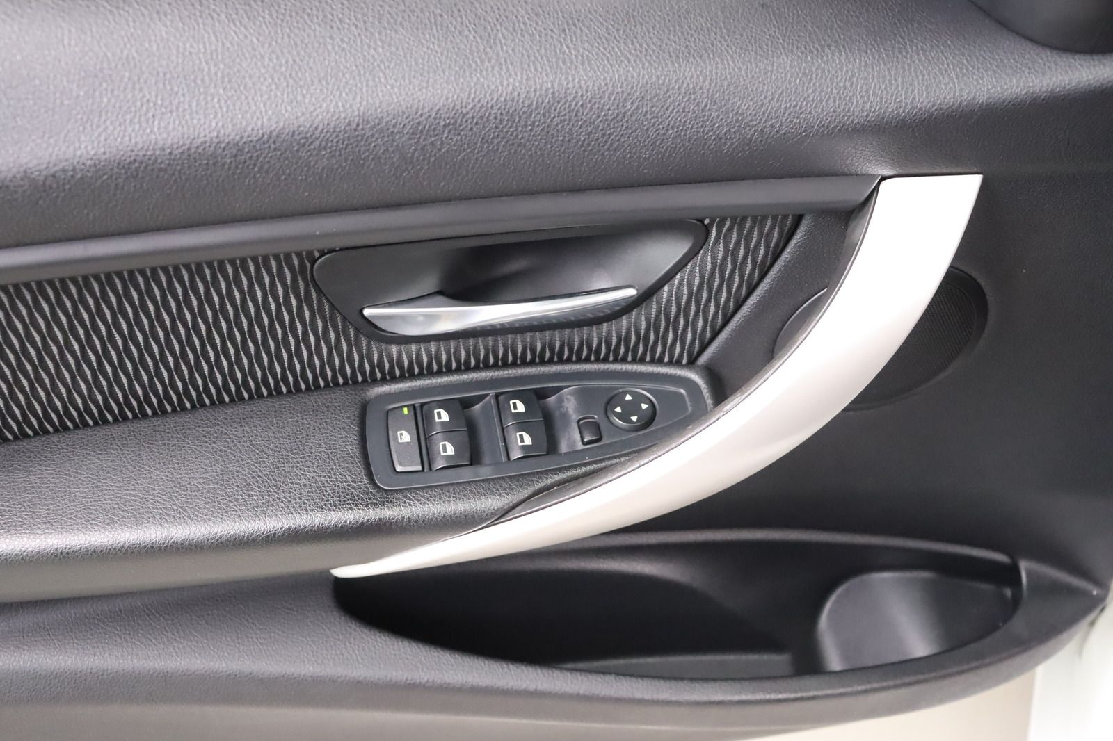 Fahrzeugabbildung BMW 320 i Touring xDrive * Bi- Xenon * Navi