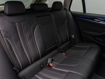 Fahrzeugabbildung BMW 530d xDr Tour AHK Pano ACC HUD Komfortsitz
