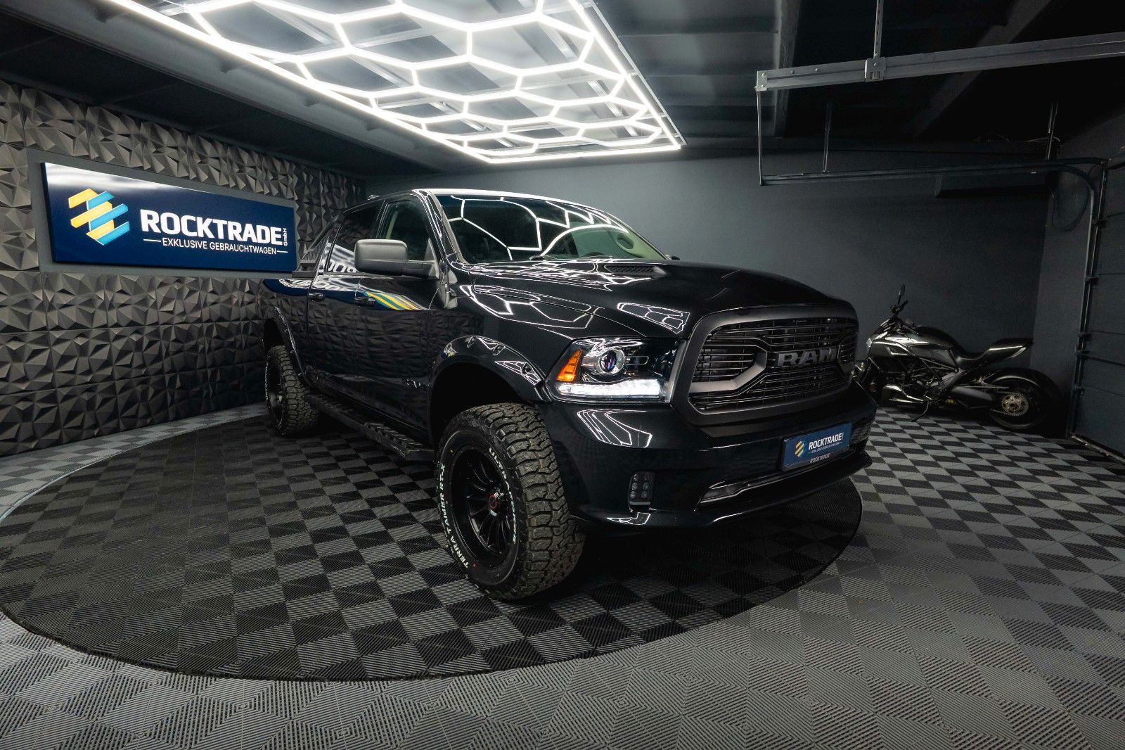 Fahrzeugabbildung Dodge RAM 5.7 V8 HEMI 4x4 Sport OFFROAD Night LONGBED