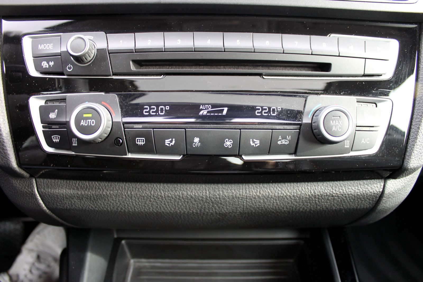 Fahrzeugabbildung BMW 220i Coupé Sport-Line SHZ PDC eGSHD 2-Zonen HiFi