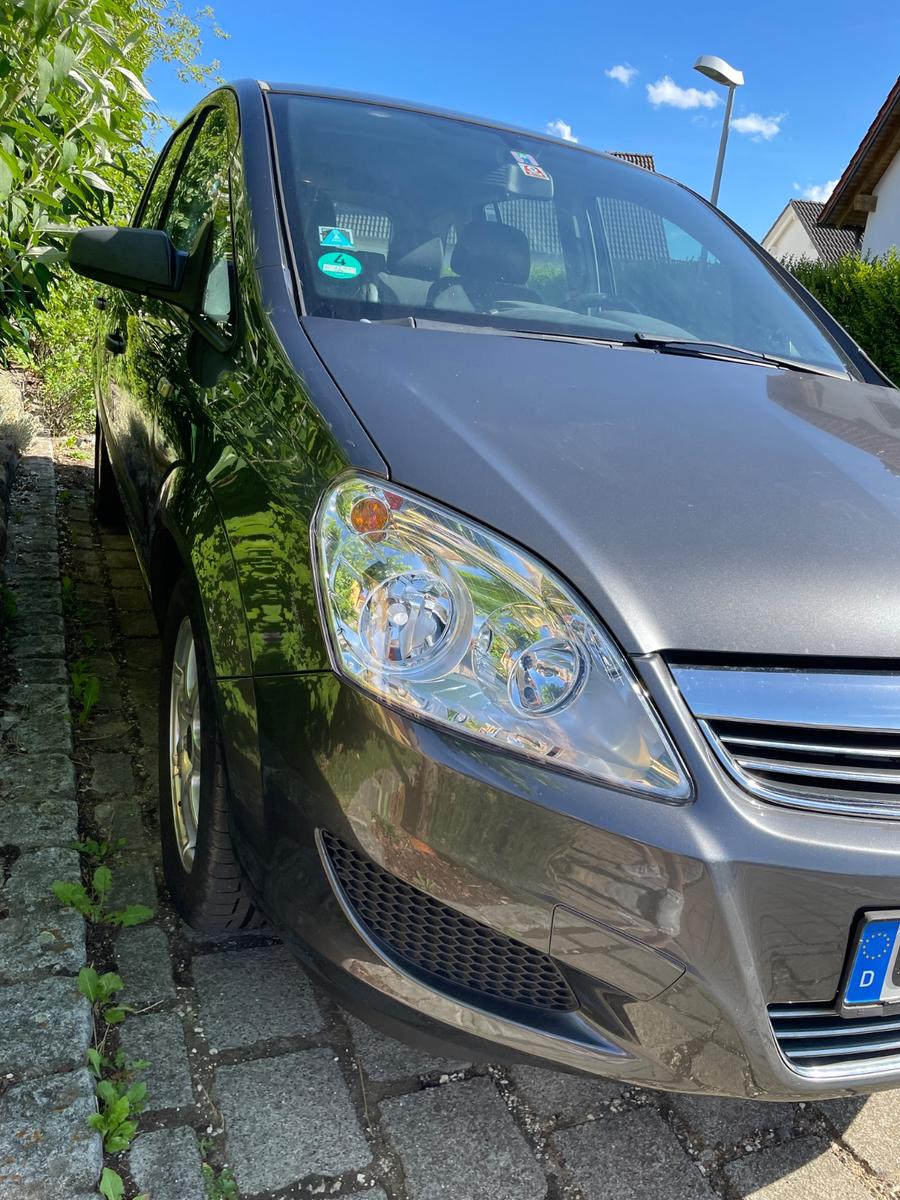 Opel Zafira 2009 — rear view