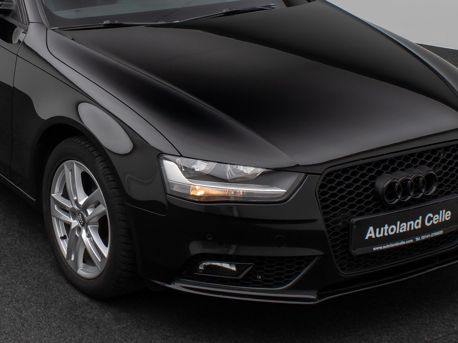 Fahrzeugabbildung Audi A4 Lim. Attraction Navigation Sitzhzg PDC AHK