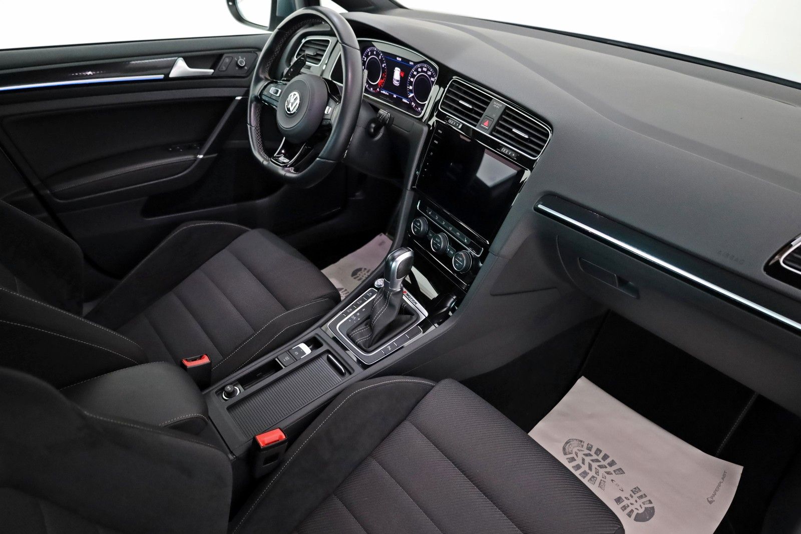 Fahrzeugabbildung Volkswagen Golf VII Lim. R 4M Navi,LED,PDC,Kamera,SH,SR+WR
