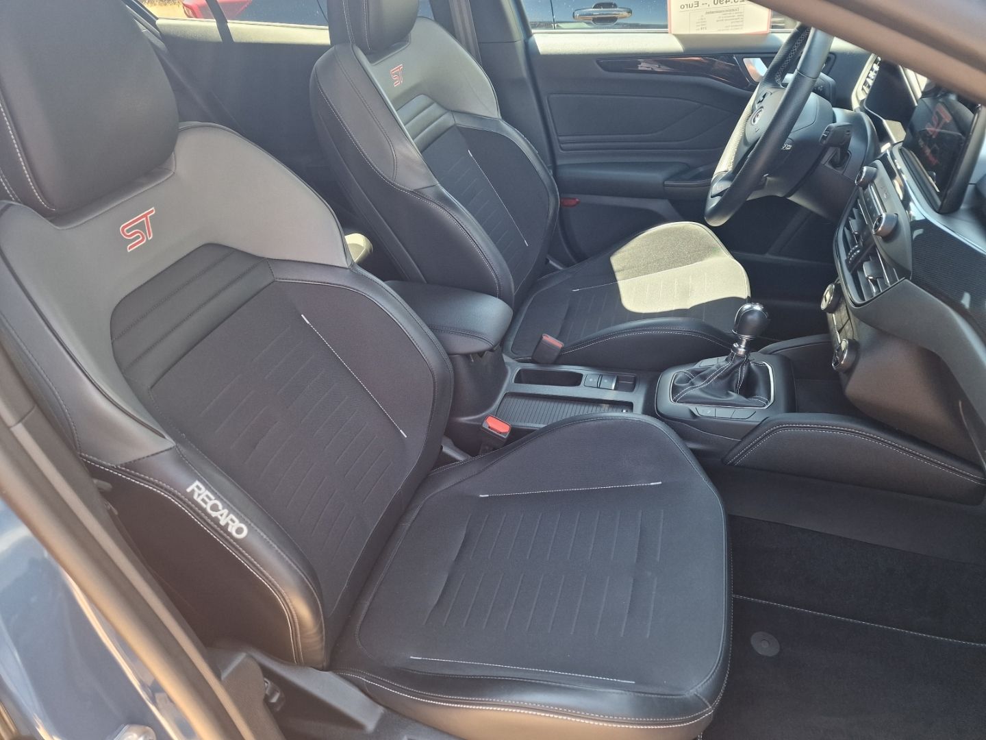Fahrzeugabbildung Ford Focus ST AHK-abnehmbar Navi LED Sperrdiff. Apple