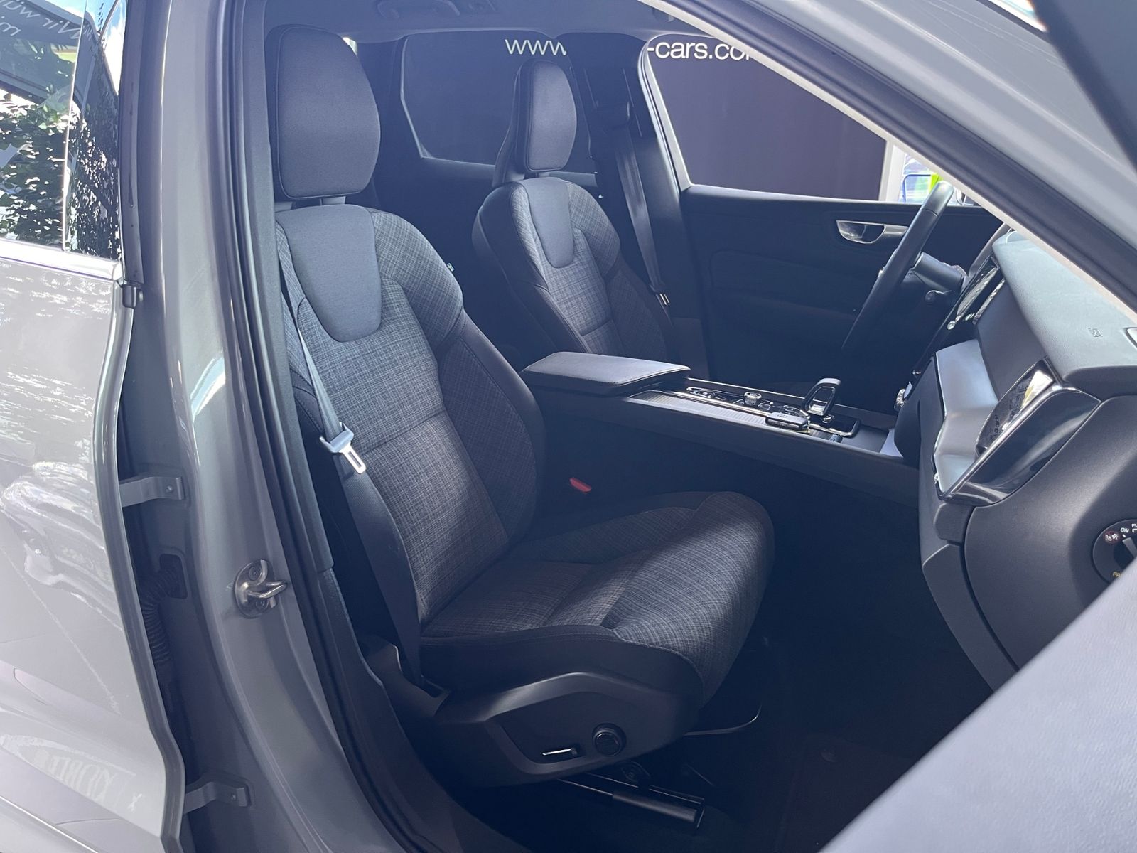 Fahrzeugabbildung Volvo XC60 Core 2WD STNDHZ LED NAV SHZ 19"