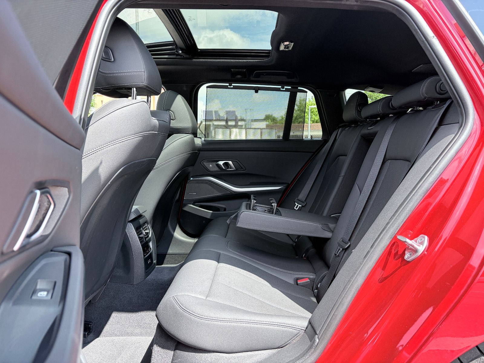 BMW 320 i Aut M Sport PANO/AHK/HUD/360°/STANDHEIZUNG foto 19