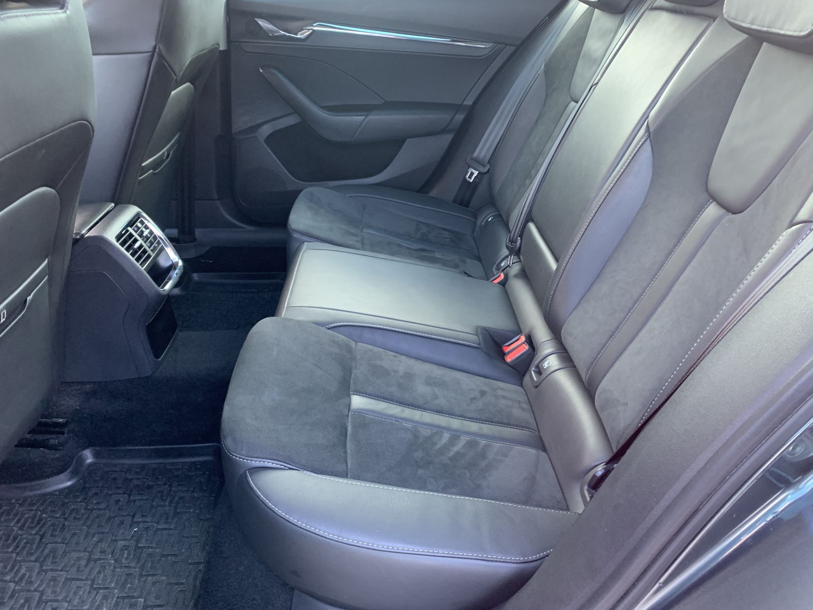Fahrzeugabbildung SKODA Octavia 2.0 TDI*First Edition*Matrix-Beam*Leder*