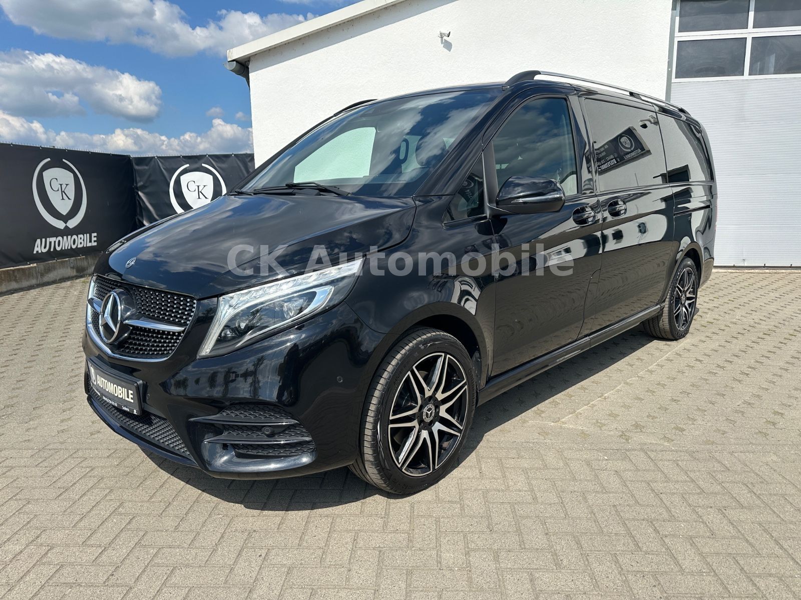 Fahrzeugabbildung Mercedes-Benz V 300d 4 Matic AVANTGARDE AMG-Line/6 Sitze/Pano