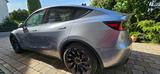 Tesla Model Y Performance, 03-2023, mit AHK -TOP- - silberne Tesla Model Y