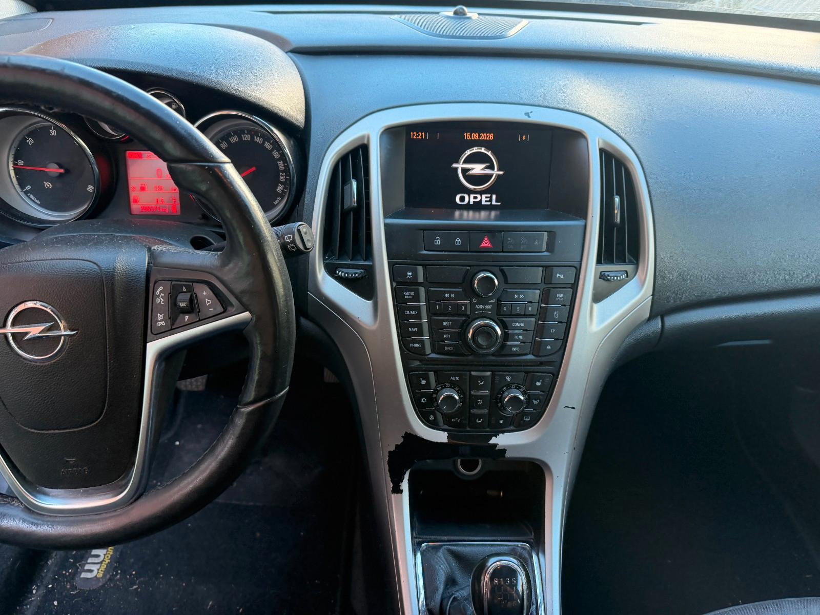 Opel Astra 2013 — photo 16