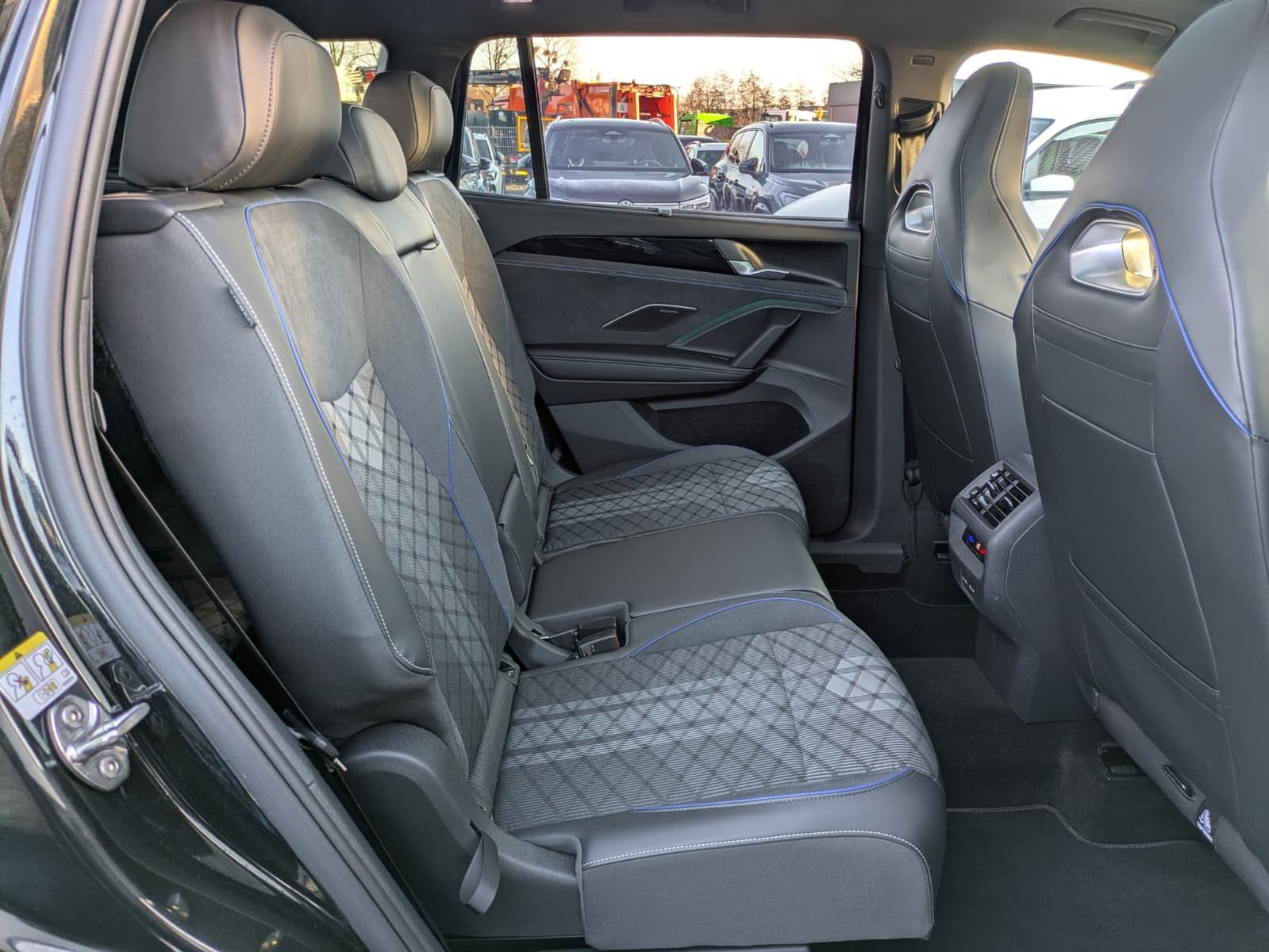 Fahrzeugabbildung Volkswagen Tayron 2.0 TDI 4M R-Line 7Si*MATRIX*AHK*PANO*HUD