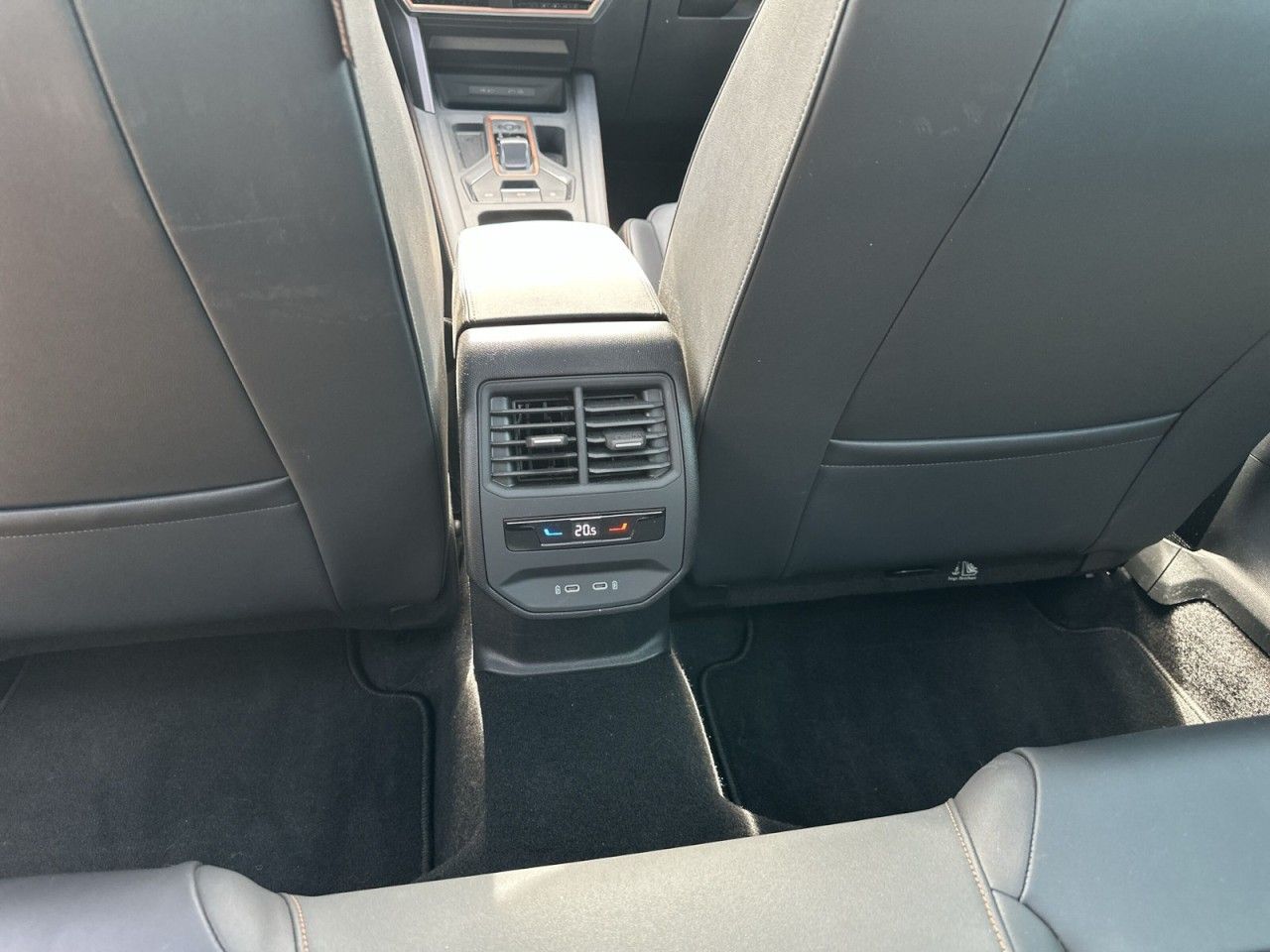 Fahrzeugabbildung CUPRA Leon ST VZ 2.0 TSI 333 PS 4Drive Akebono Pano - mit KI generiert/bearbeitet