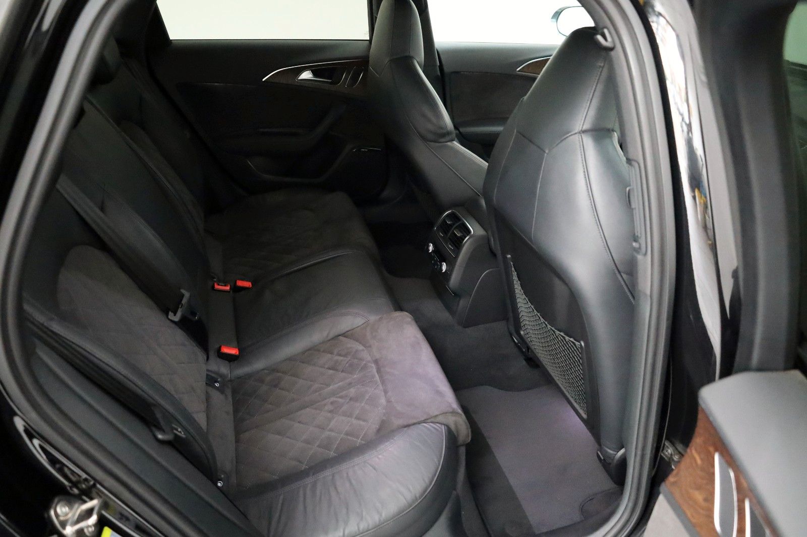 Fahrzeugabbildung Audi S6 Avant 4.0 TFSI quattro Leder,Navi,LED,HUD,Pan