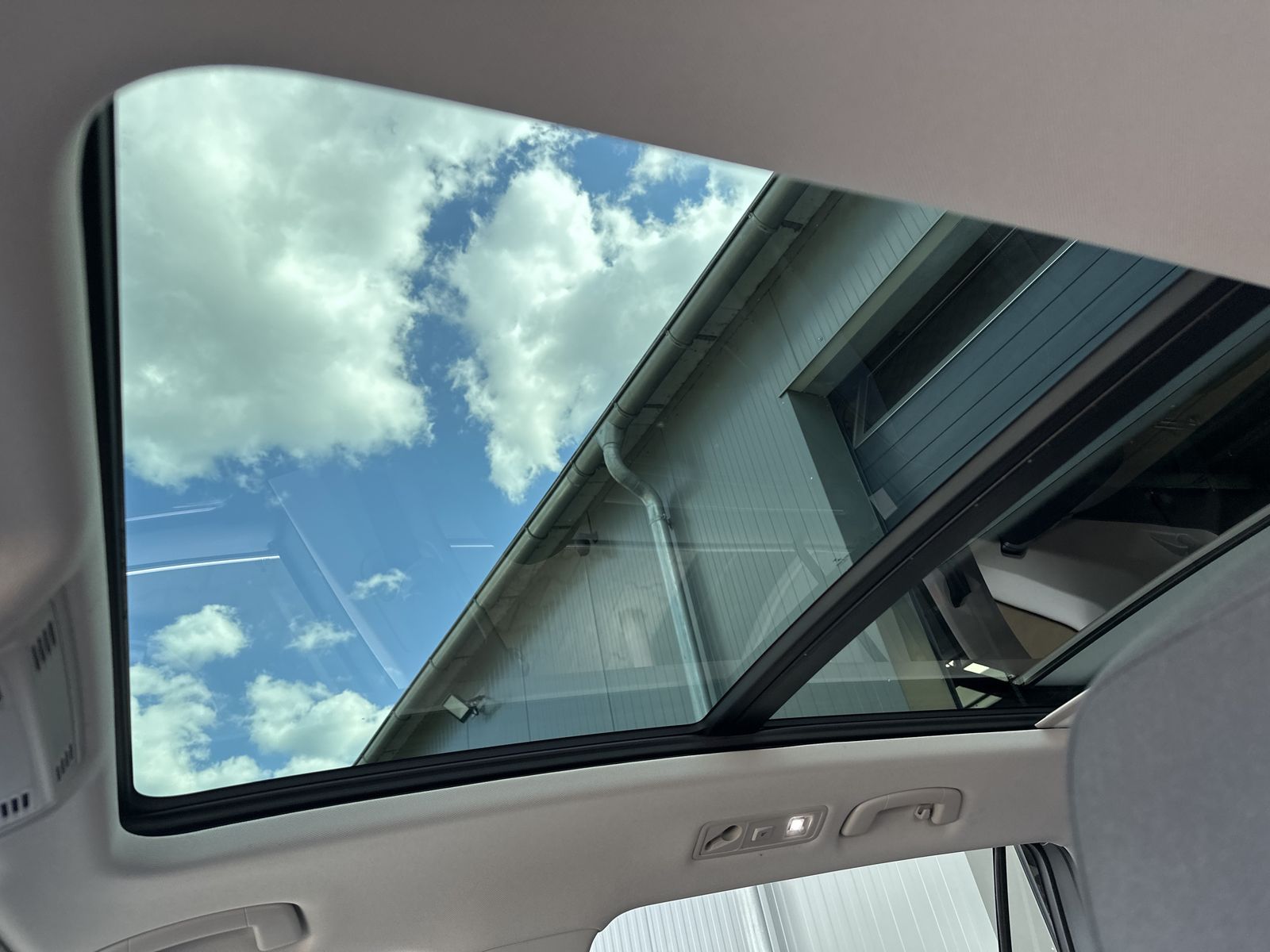 Fahrzeugabbildung Volkswagen Tiguan Allspace 2.0 TDI DSG IQ NAV+LED+PANO+HUD