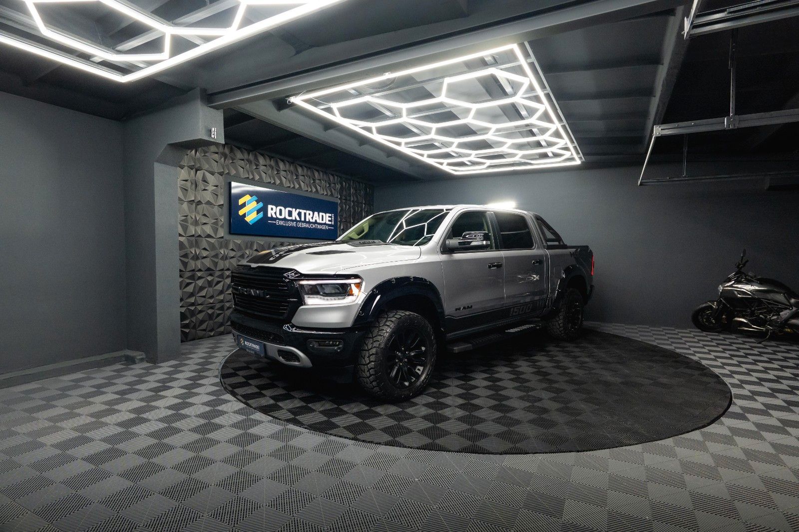 Fahrzeugabbildung Dodge RAM 5.7 V8 HEMI 4x4 NIGHT-Edition LARAMIE *LED*