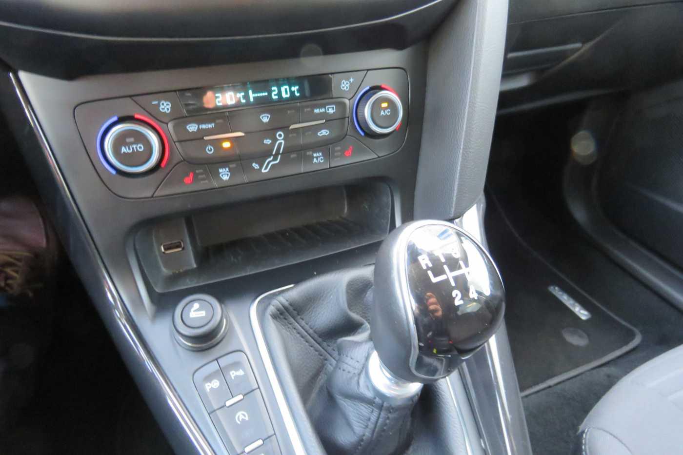 Ford Focus Turnier Titanium Navi AHK 81TKM