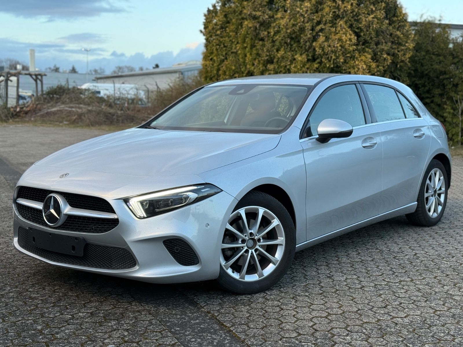 MERCEDES-BENZ A 180 * AUTOMATIK * NAVI * KAMERA* SPUR * TW*LED