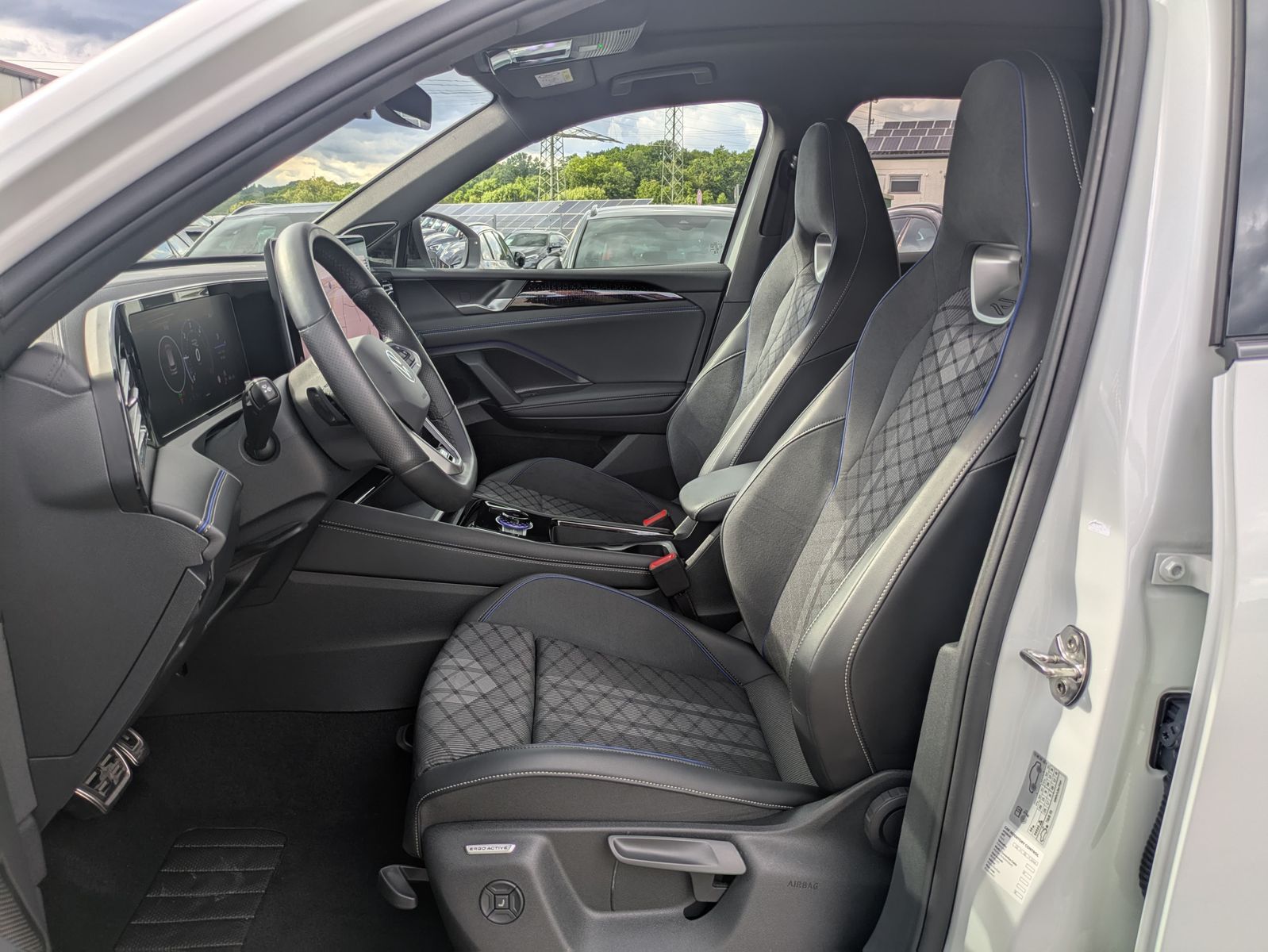 Fahrzeugabbildung Volkswagen Tiguan 2.0 TDI 4M R-Line PANO*H&K*AHK*MATRIX*20"