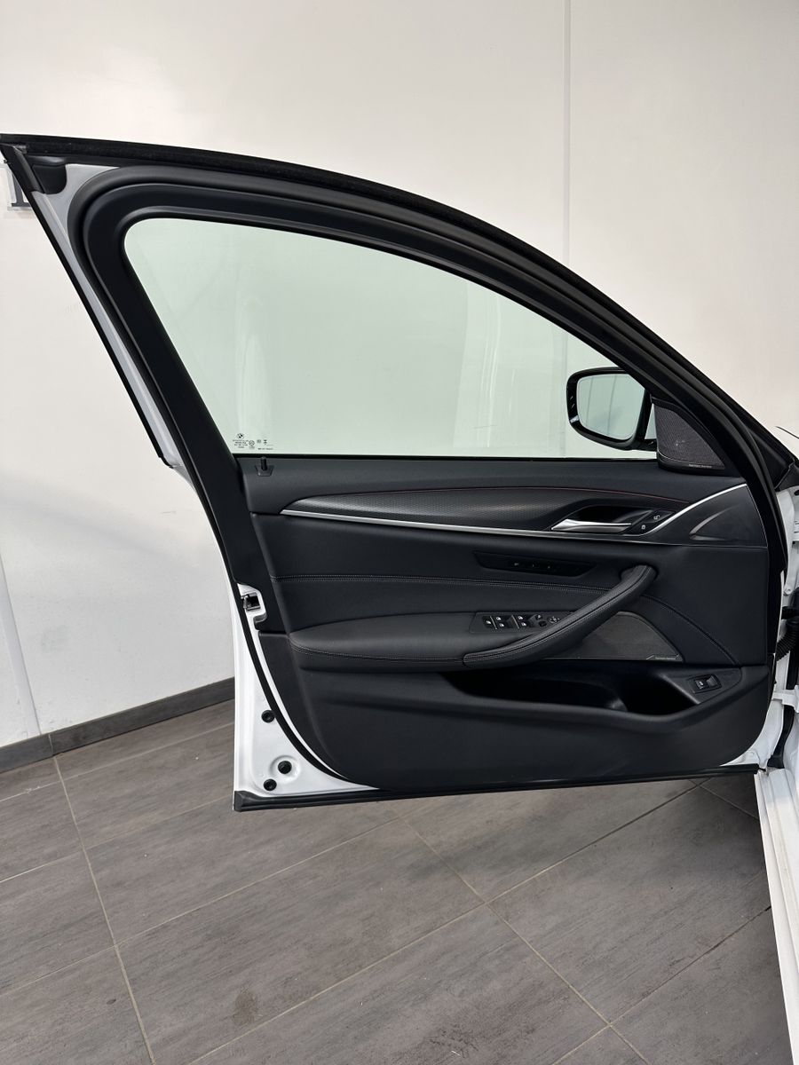Fahrzeugabbildung BMW 520d Touring M-Sport NAV+LED+ACC+AHK+KAM+H&K+VC
