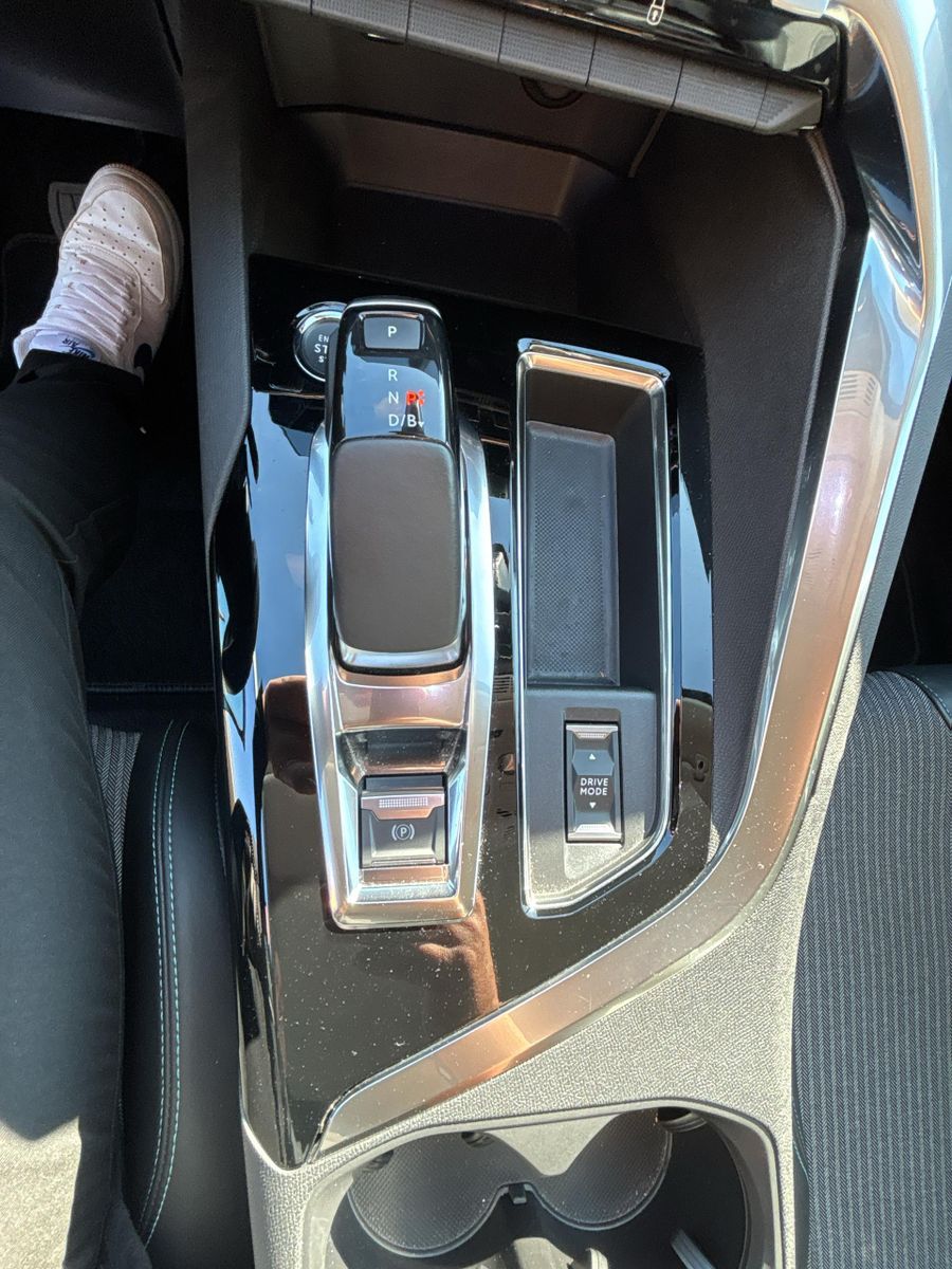 Fahrzeugabbildung Peugeot 3008 Plug-In Allure+SHZ+LED+PDC+ACC+USB+AWR+