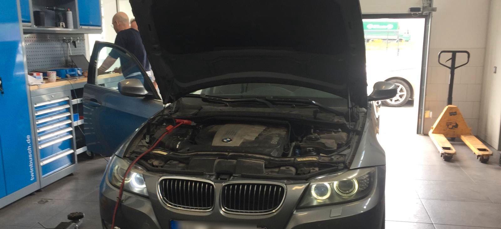 BMW 330 2009 — салон