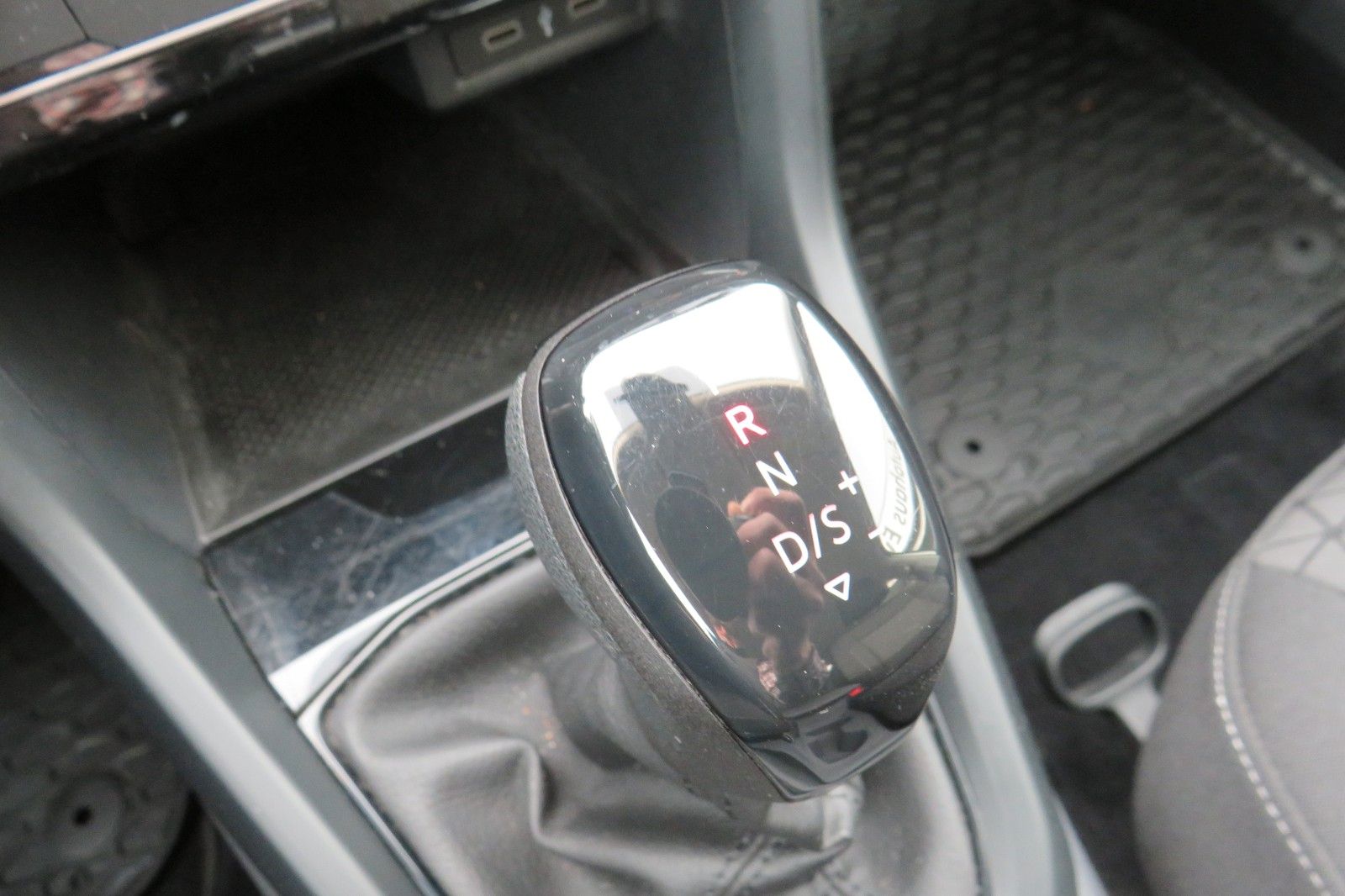 Fahrzeugabbildung Volkswagen T-Cross Life DSG PDC TELVOR SITZH. 1H.