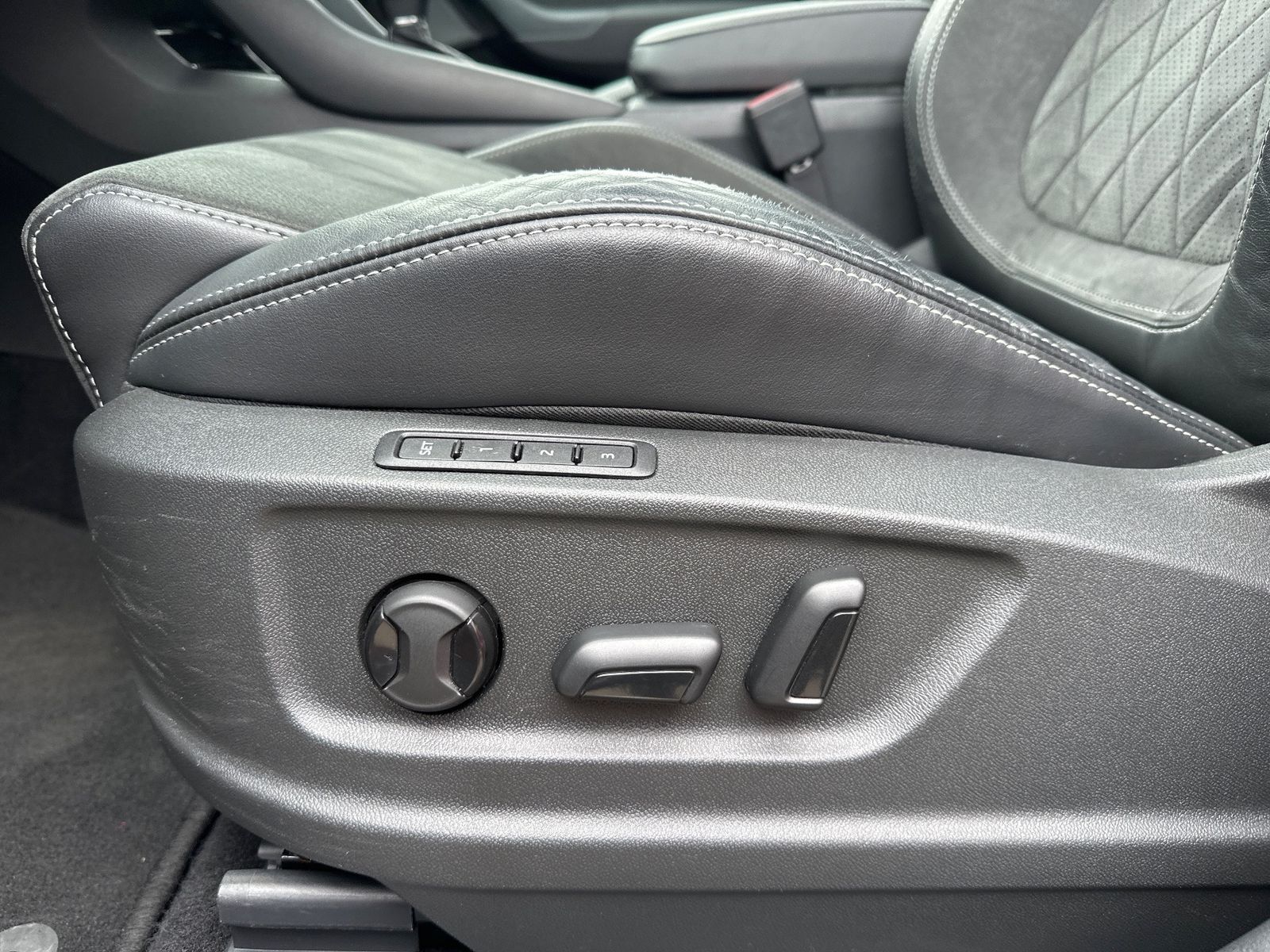 Fahrzeugabbildung SKODA Kodiaq Sportline 4x4 NAV+LED+PANO+AHK+ACC+19ZOLL