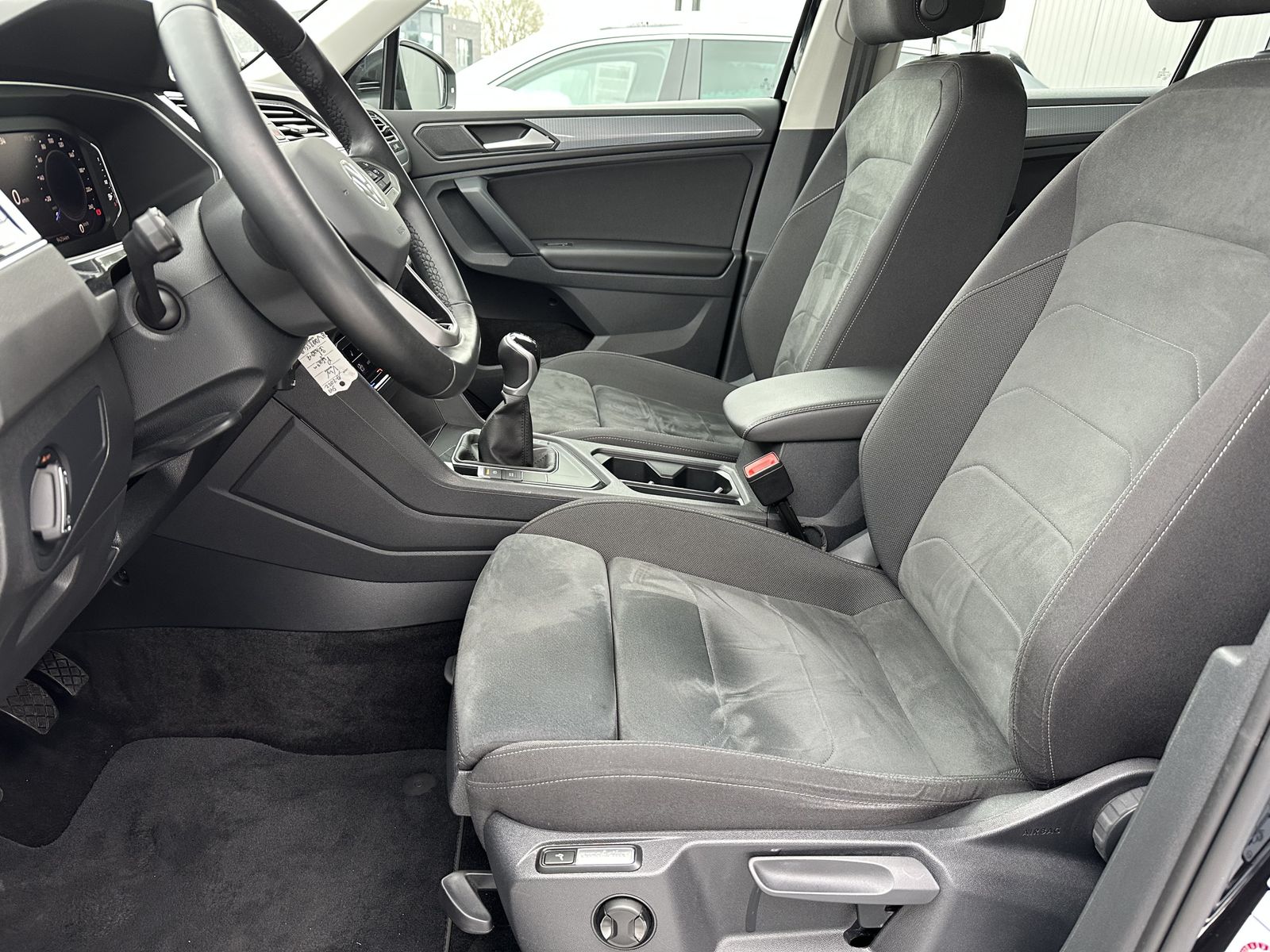 Fahrzeugabbildung Volkswagen Tiguan 2.0 TDI Life NAV+LED+KAMERA+DIGDISPLAY+PP