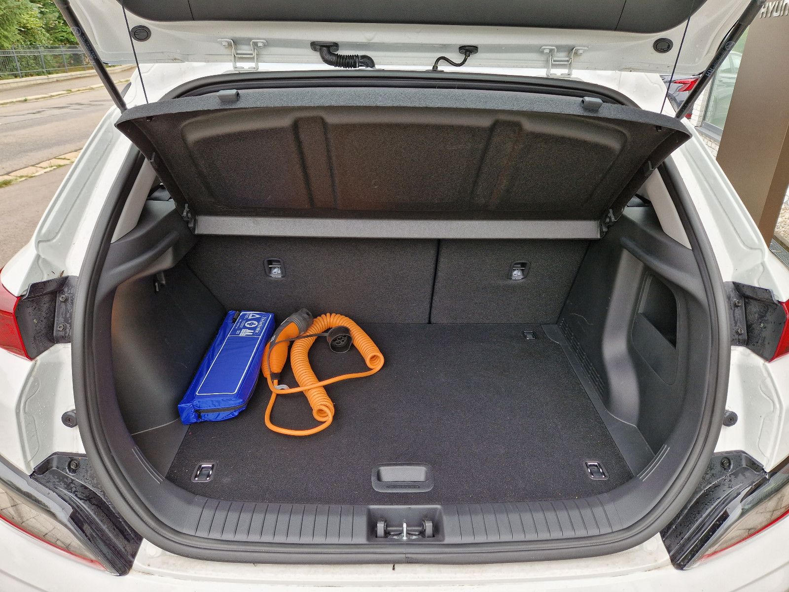 Fahrzeugabbildung Hyundai KONA Elektro SELECT 100kw 11kw On-Board Charger