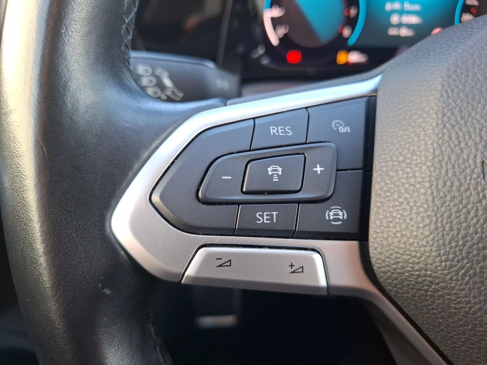 Fahrzeugabbildung Volkswagen Golf VIII TSI Active LED Navi AID SHZ PDC