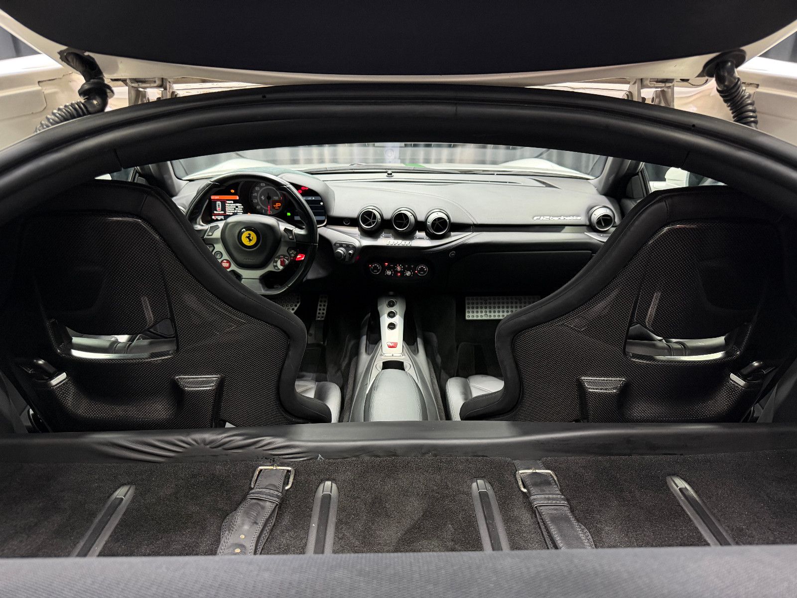 Fahrzeugabbildung Ferrari F12 Berlinetta|RACING-SEATS|NOVITEC-UMBAU|LIFT