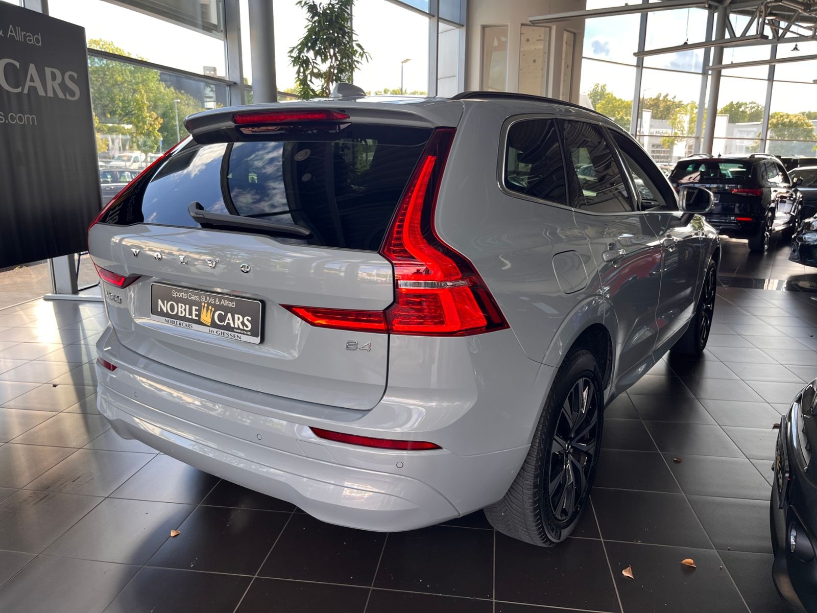 Fahrzeugabbildung Volvo XC60 Core 2WD STNDHZ LED NAV SHZ 19"